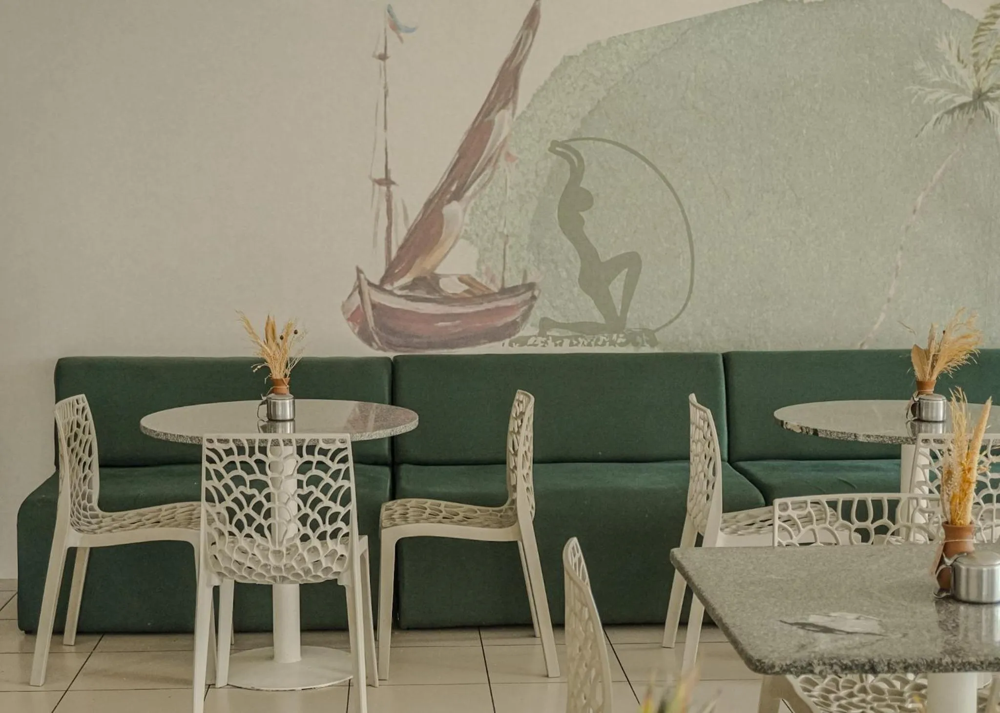 Restaurant/places to eat in D8 Hotel