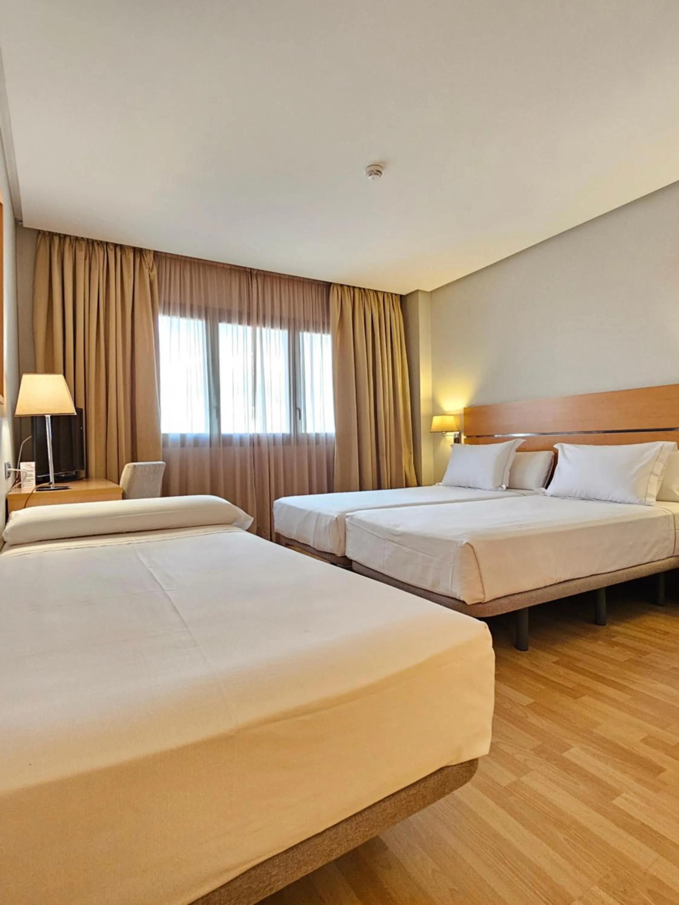 Family, Bed in Hotel Reston Valdemoro