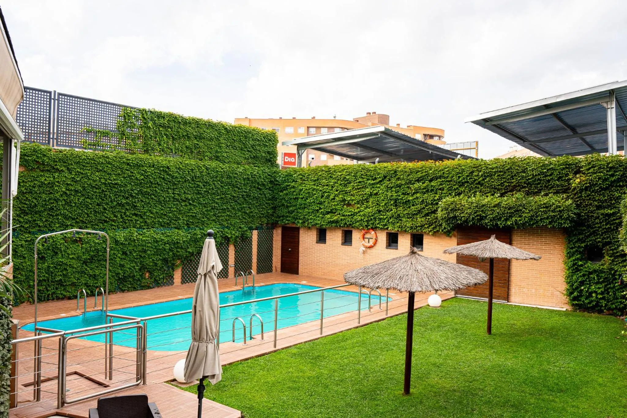 Swimming pool in Hotel Reston Valdemoro