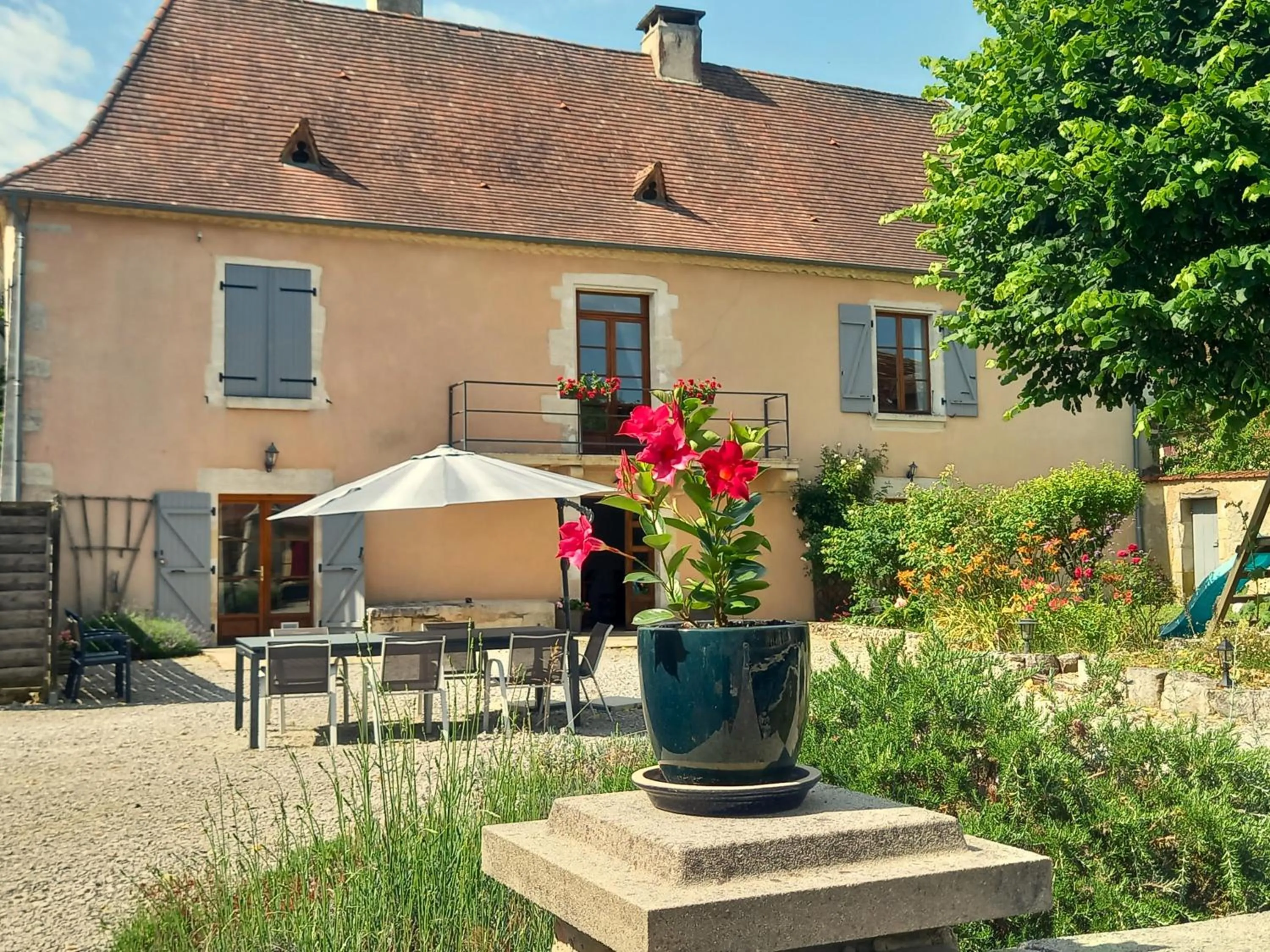 Property building in Au pays de Jacquou : Chambre d’hôtes et table d’hôtes