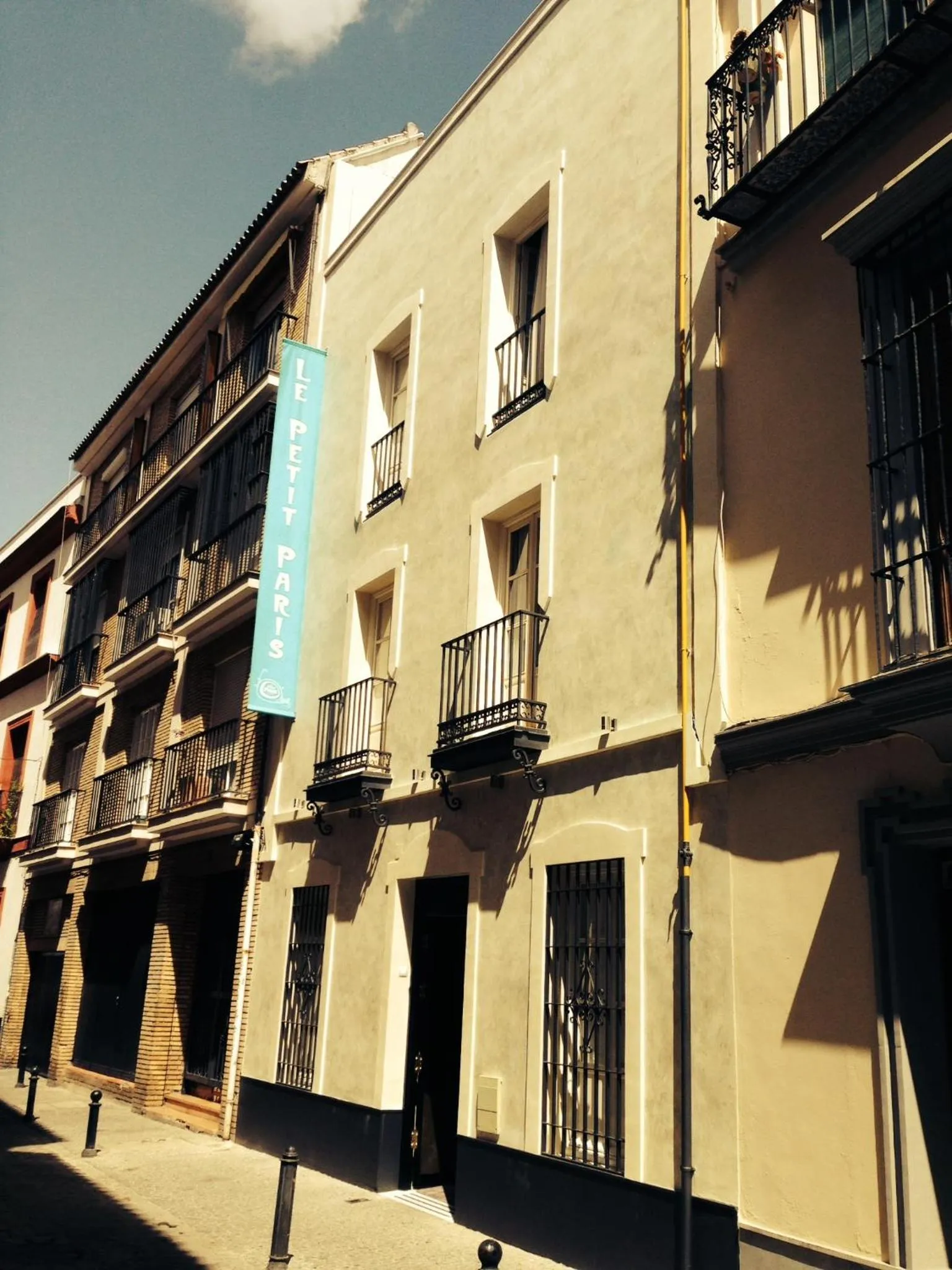 Facade/entrance in Le Petit Paris