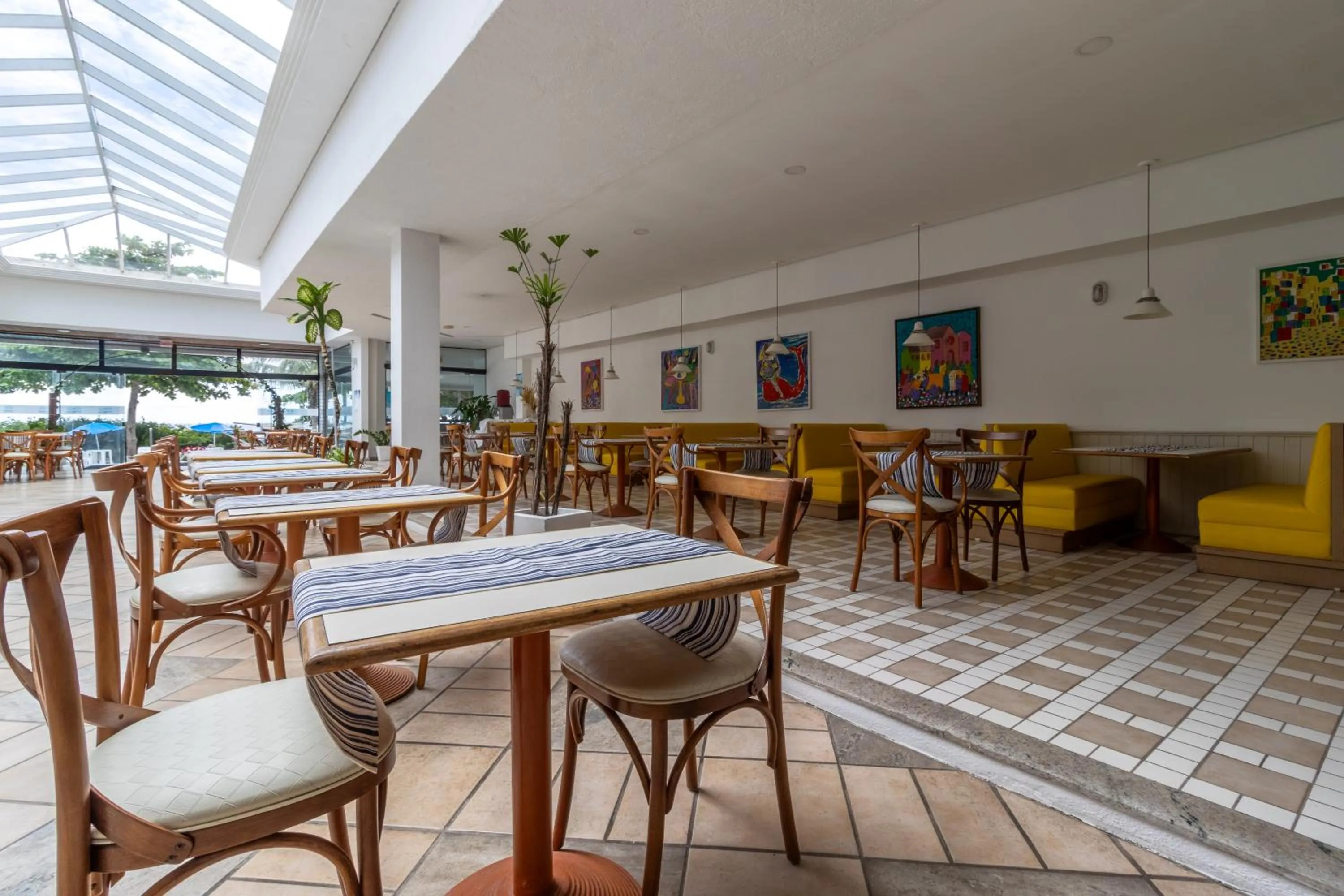 Restaurant/places to eat in Ingleses Praia Hotel