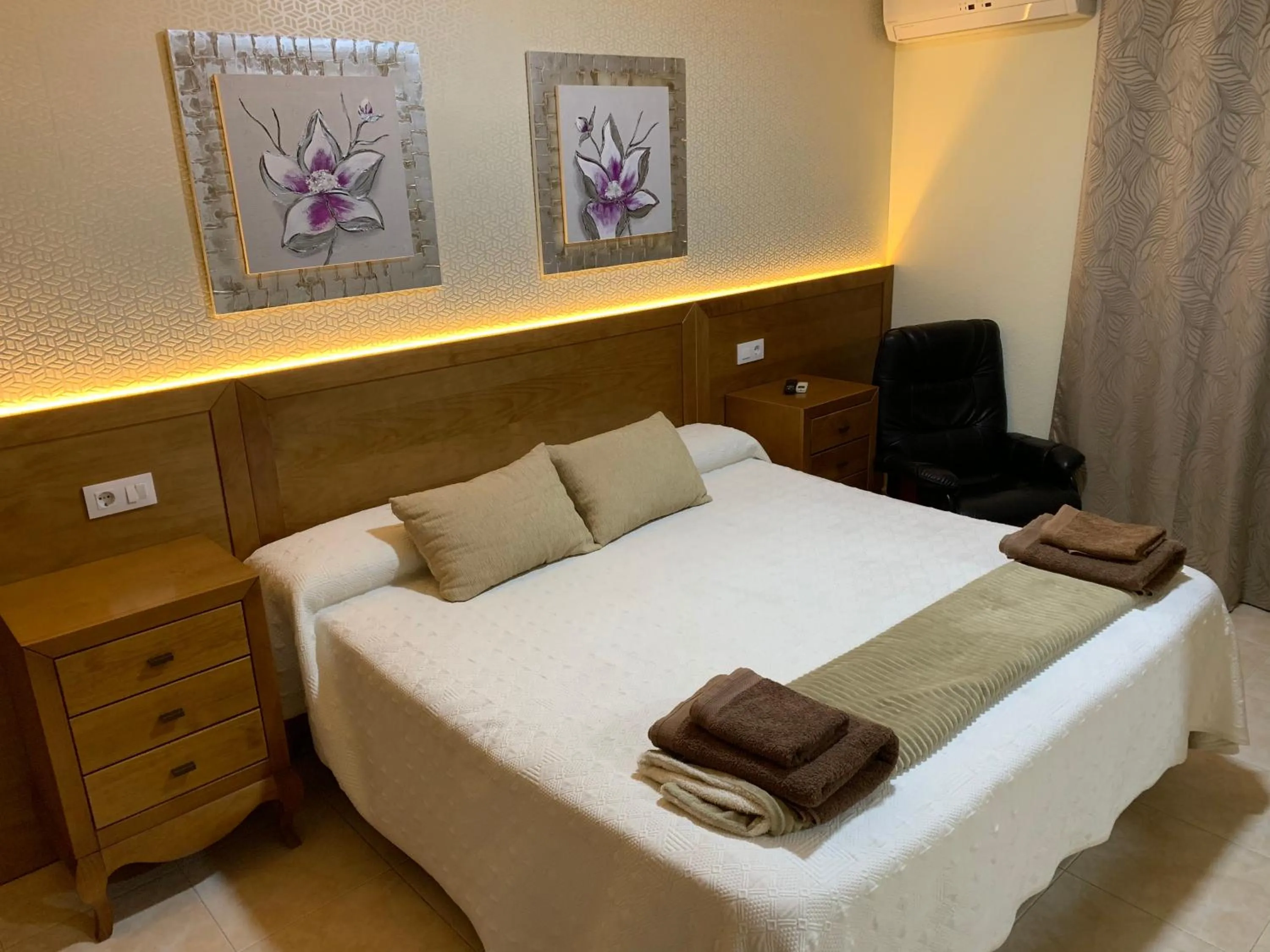 Photo of the whole room, Bed in Hotel Don Juan