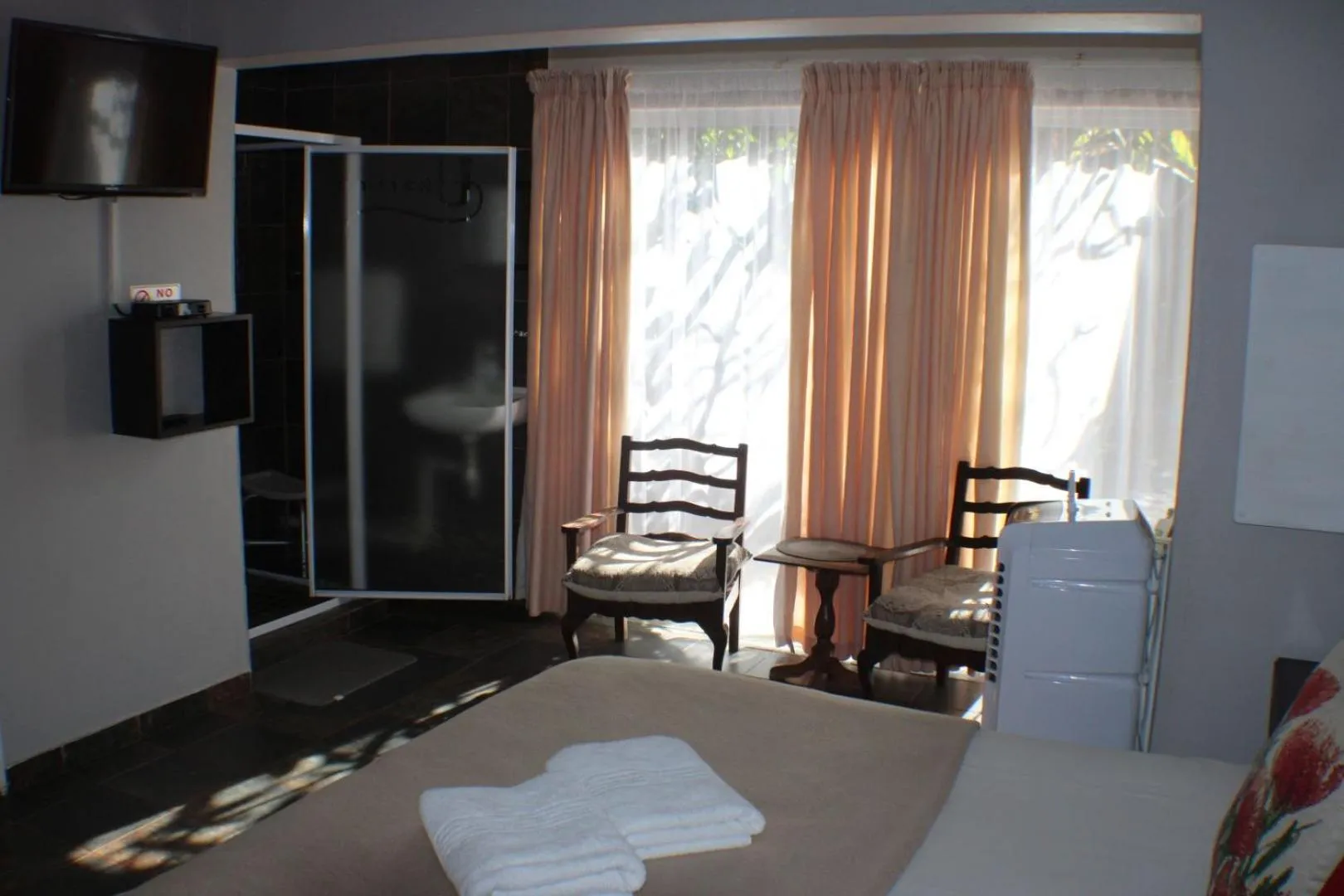 Bed in Ukarimu Guest House