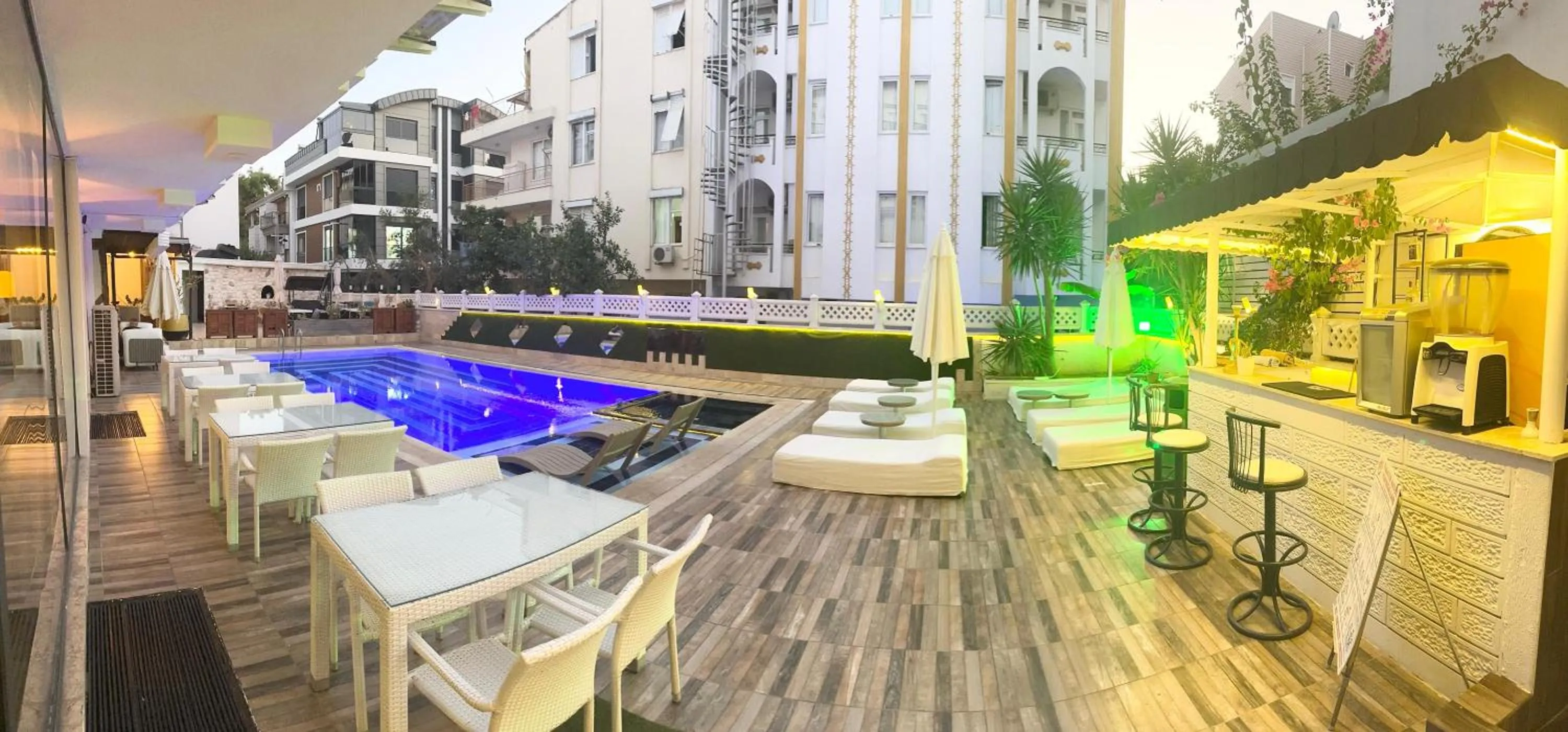 Swimming pool in NFK The House Hotel