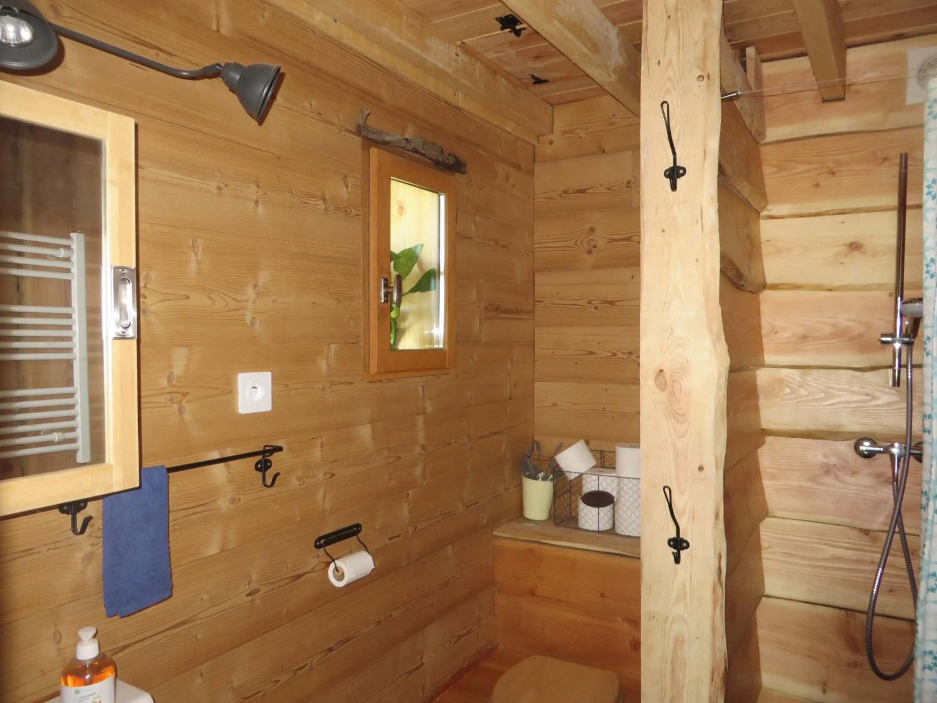 Shower in La Cabane aux Sapins