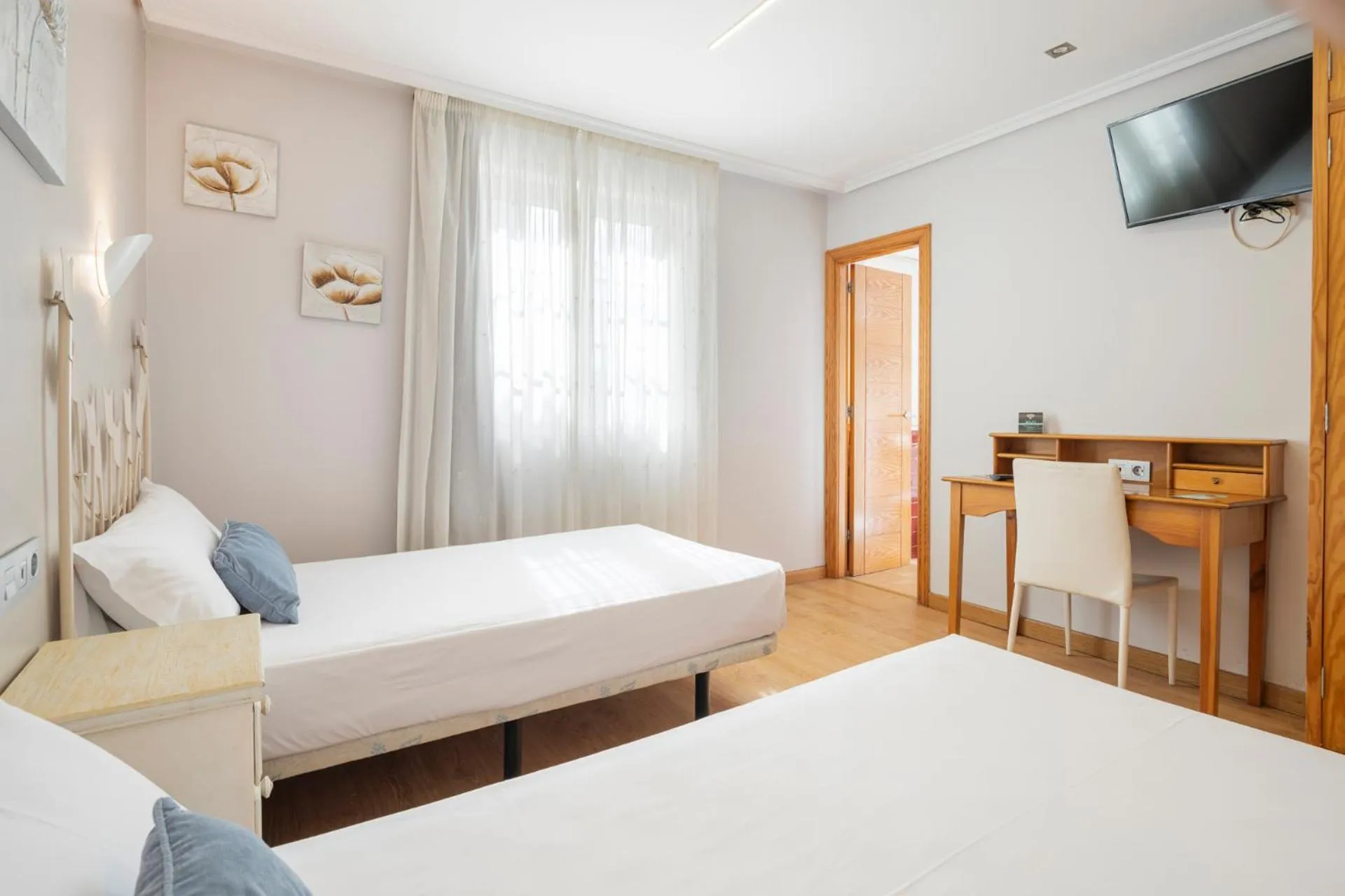 Photo of the whole room, Bed in Hotel Alda Puerta Del Sol