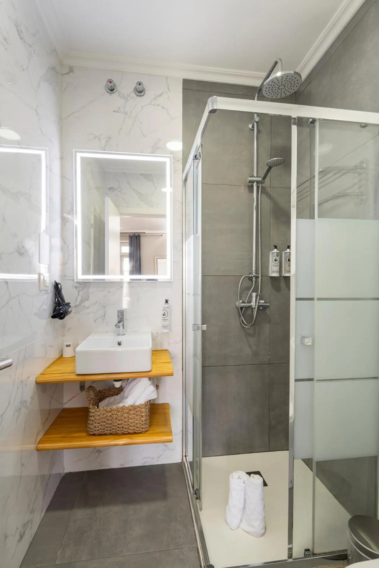 Shower in Hotel Alda Puerta Del Sol