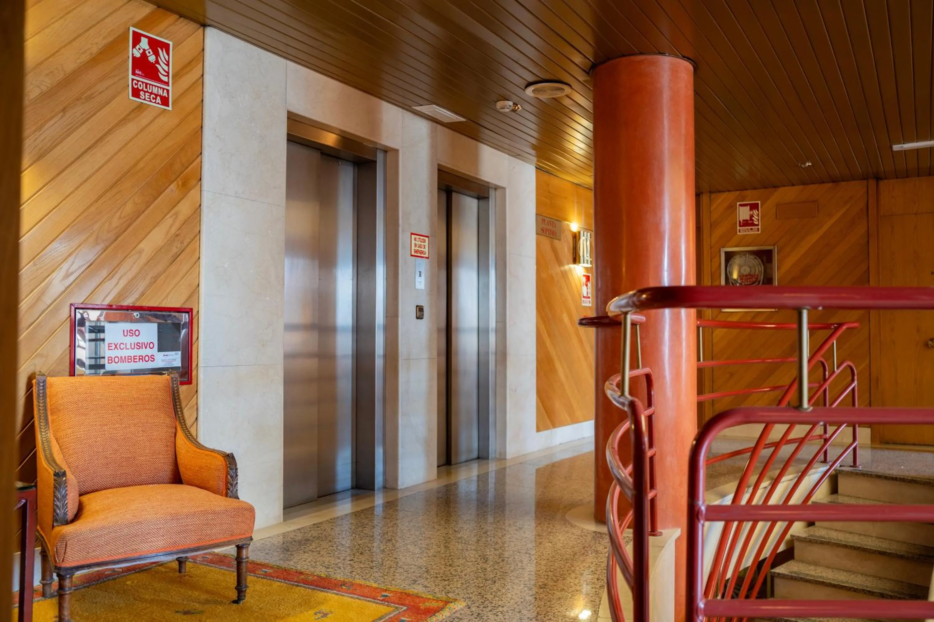 elevator in Aparto-Hotel Rosales