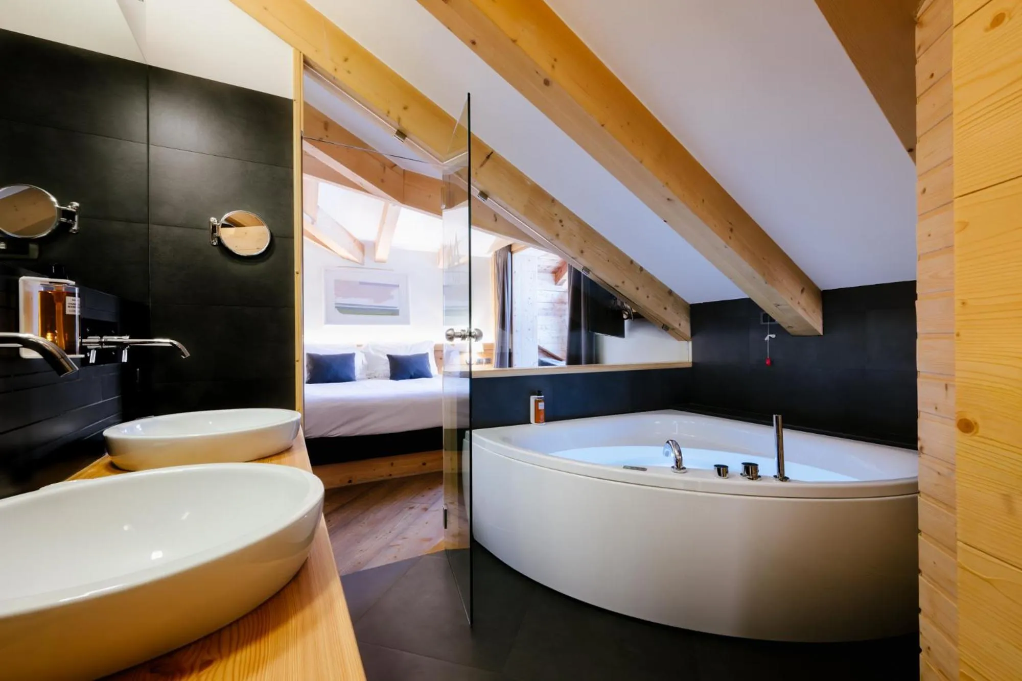 Hot Tub, Bed in Maribel Hotel