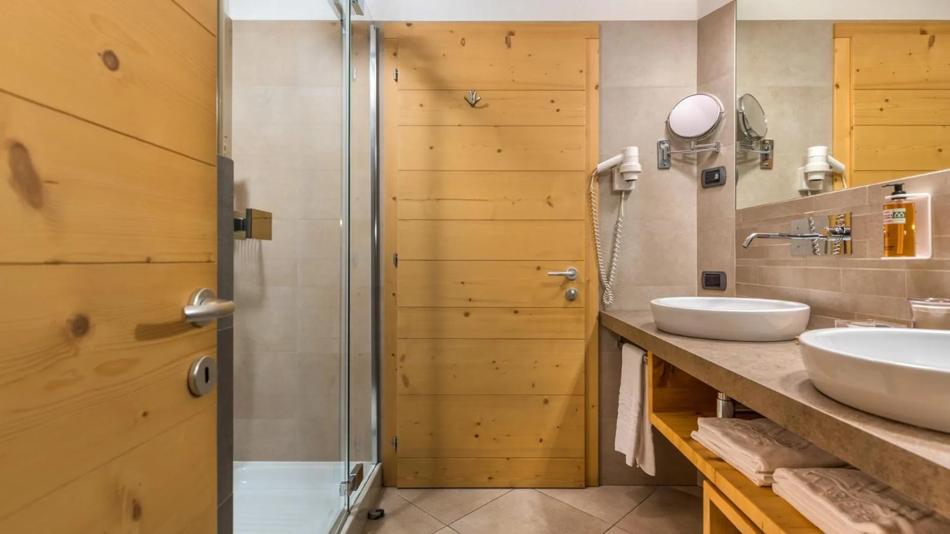 Shower in Maribel Hotel