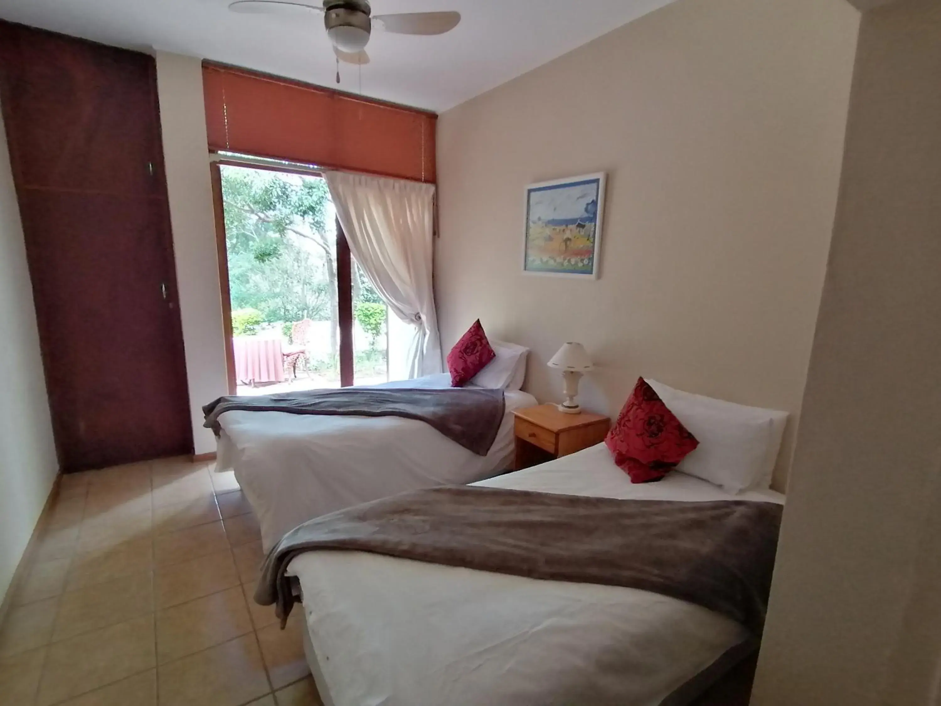 Twin Room with Garden View - single occupancy in Aanhuizen Guest House Twin Room with Garden View - single occupancy in Aanhuizen Guest House