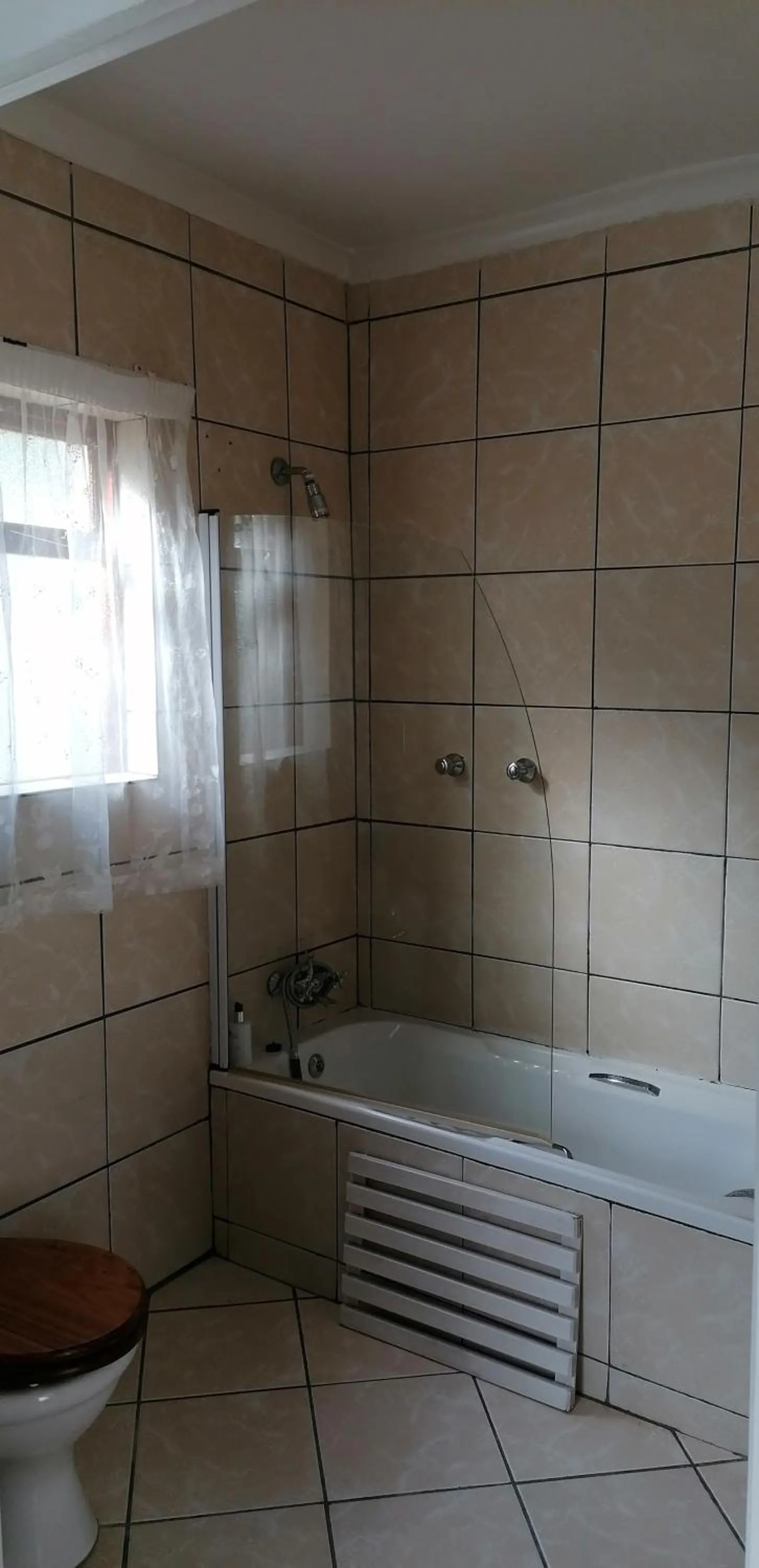 Bathroom in Aanhuizen Guest House