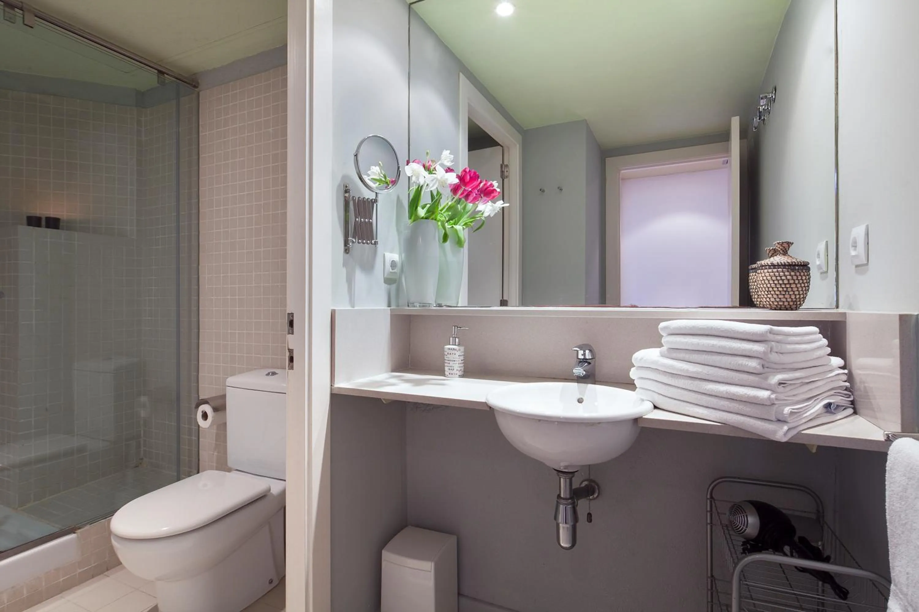 Bathroom in Inside Barcelona Apartments Esparteria
