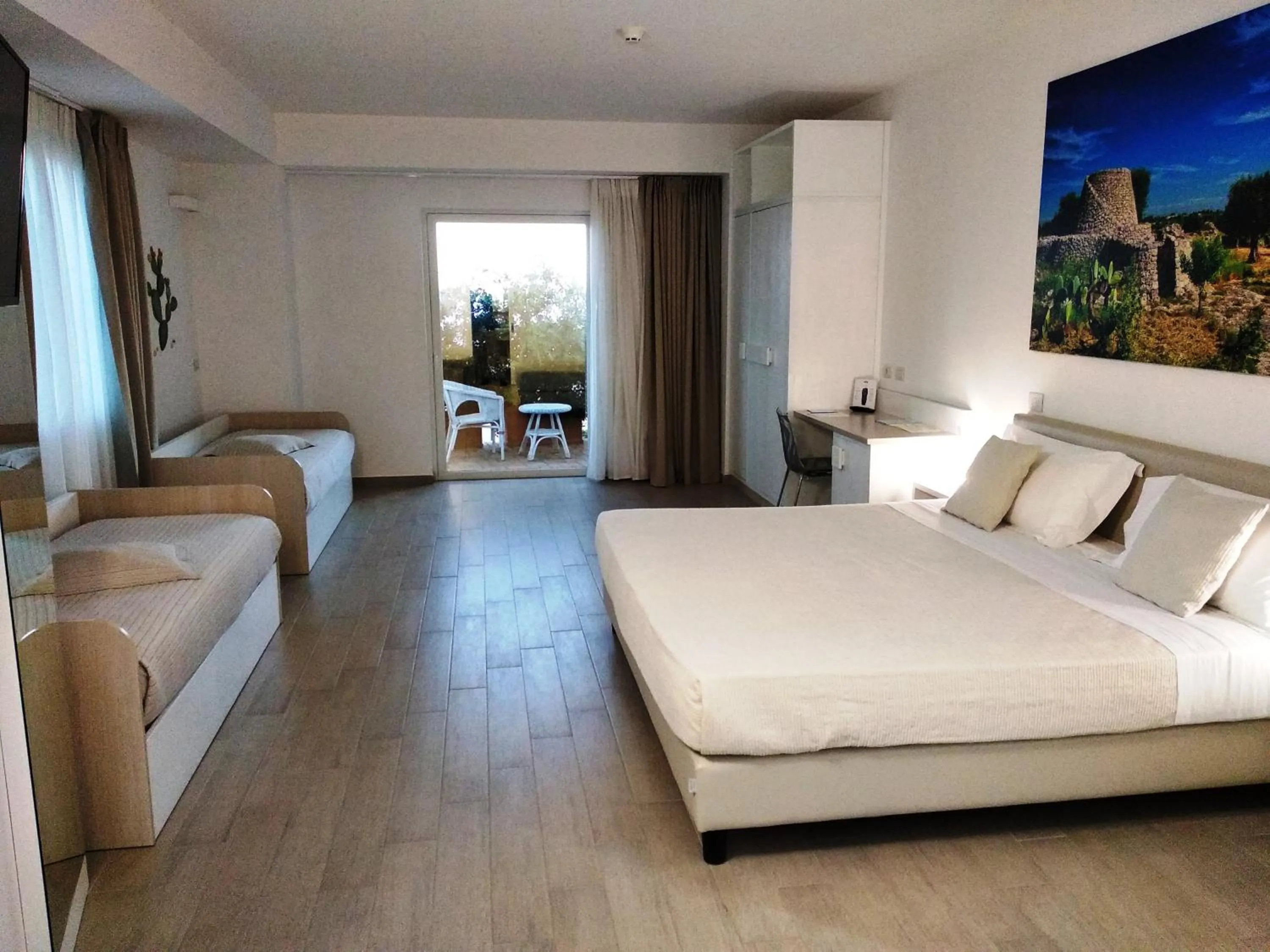 Photo of the whole room, Bed in Est hotel