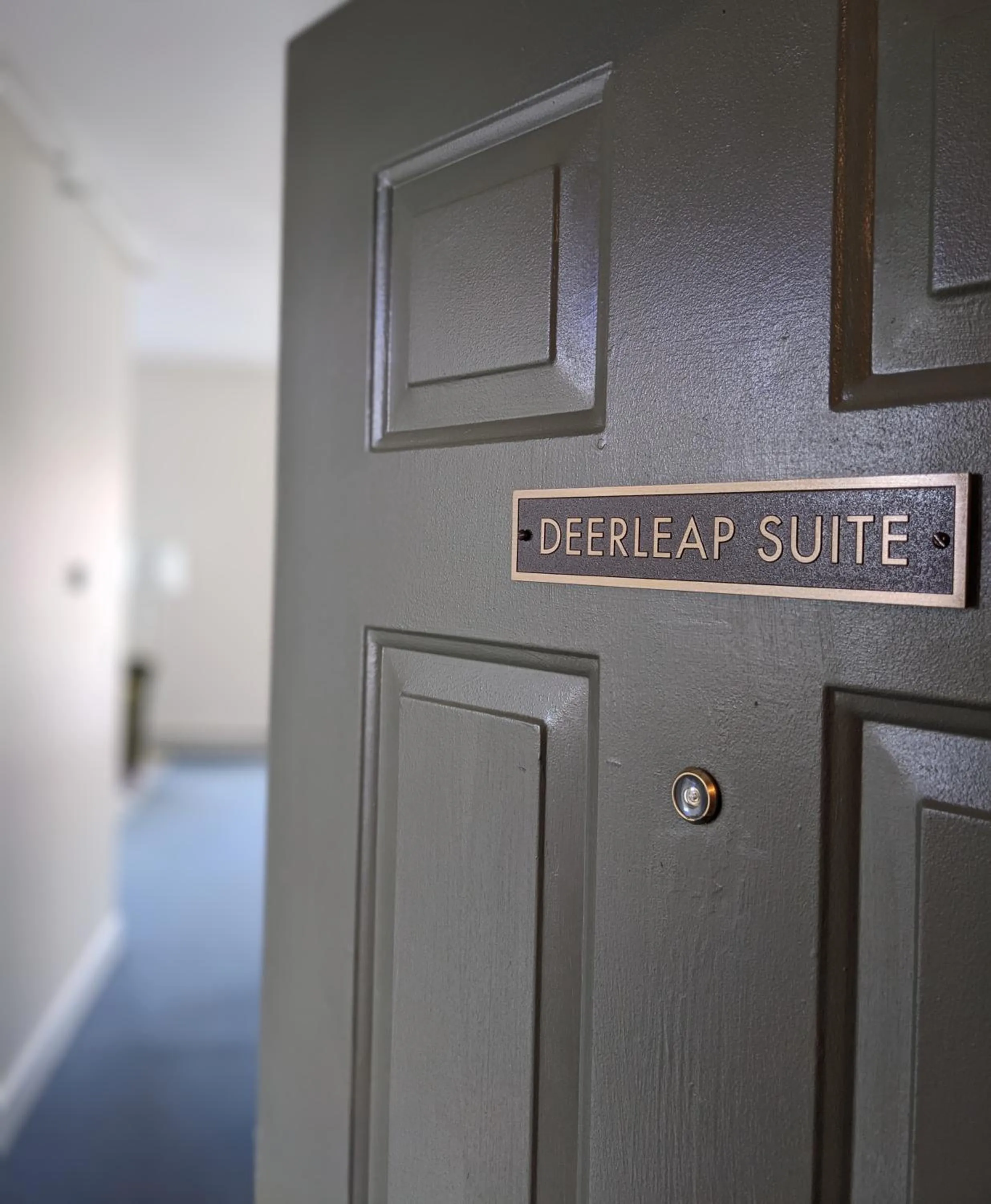 Facade/entrance in Bristol Suites