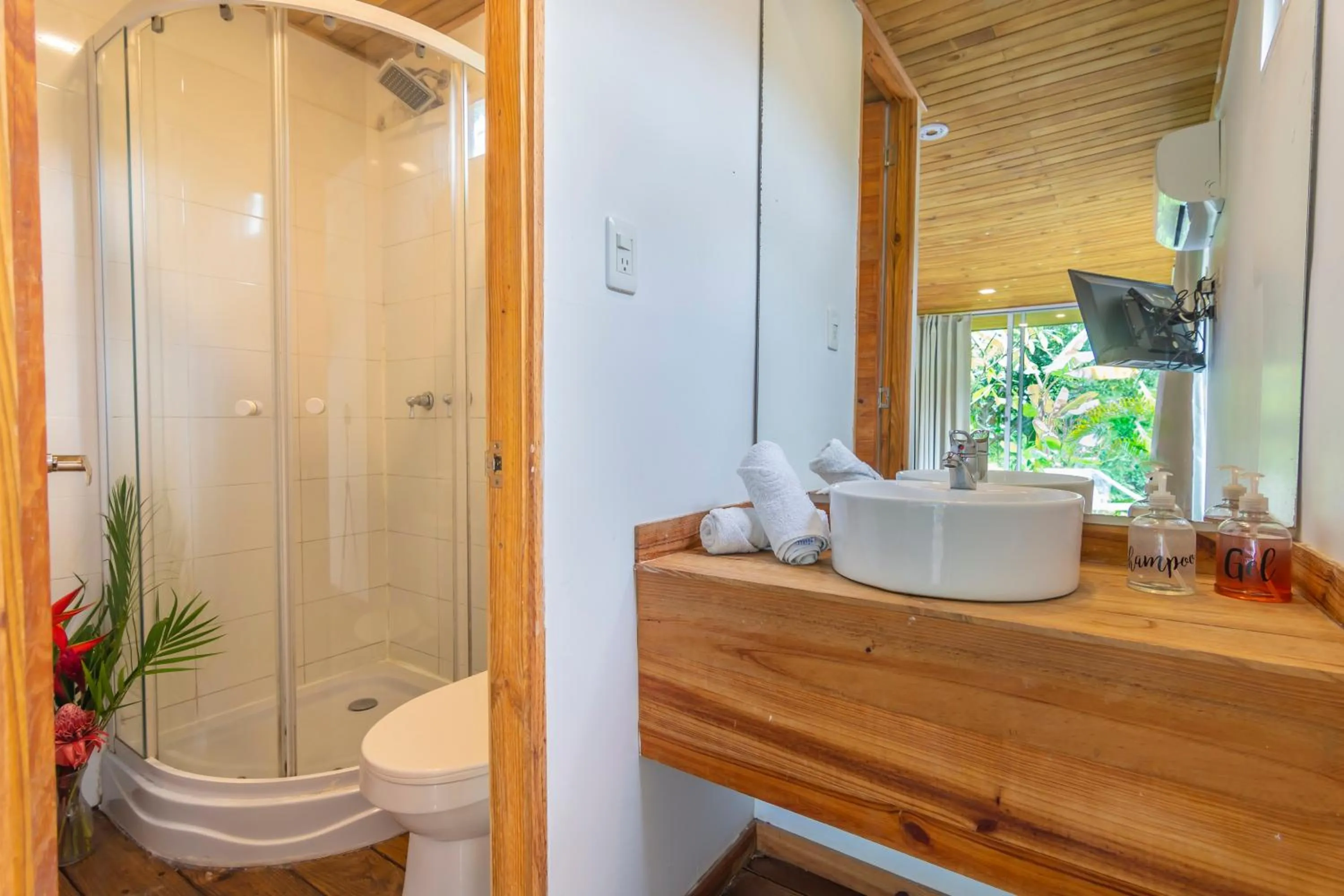 Shower in Sweet Harmony Hotel Boutique by Xarm Hotels