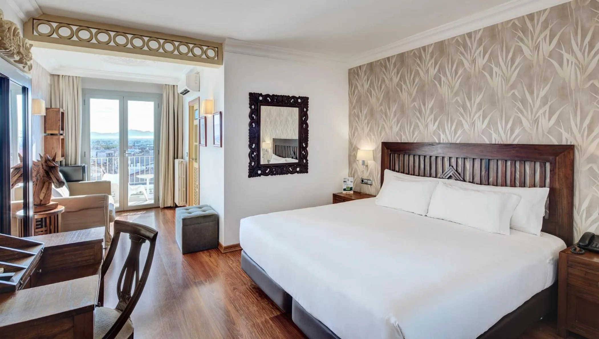 Photo of the whole room, Bed in Sercotel Hotel President