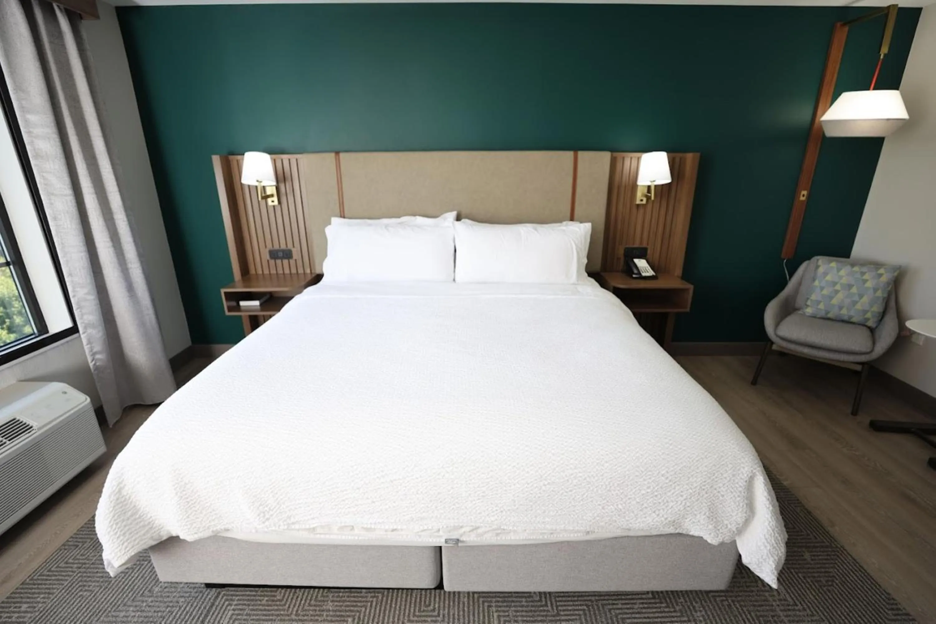 Photo of the whole room, Bed in Holiday Inn Saint Louis-Fairview Heights by IHG