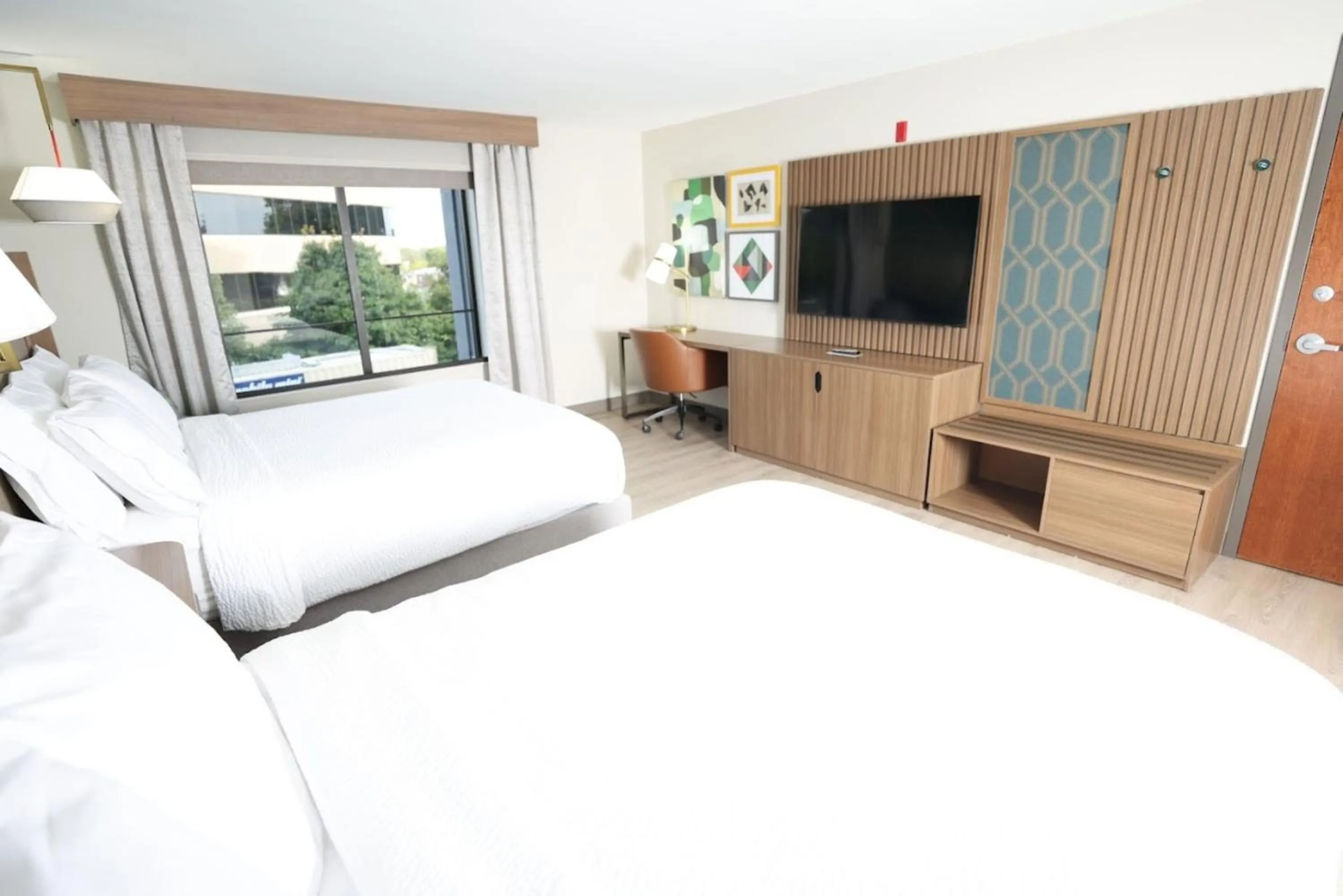 Photo of the whole room, Bed in Holiday Inn Saint Louis-Fairview Heights by IHG