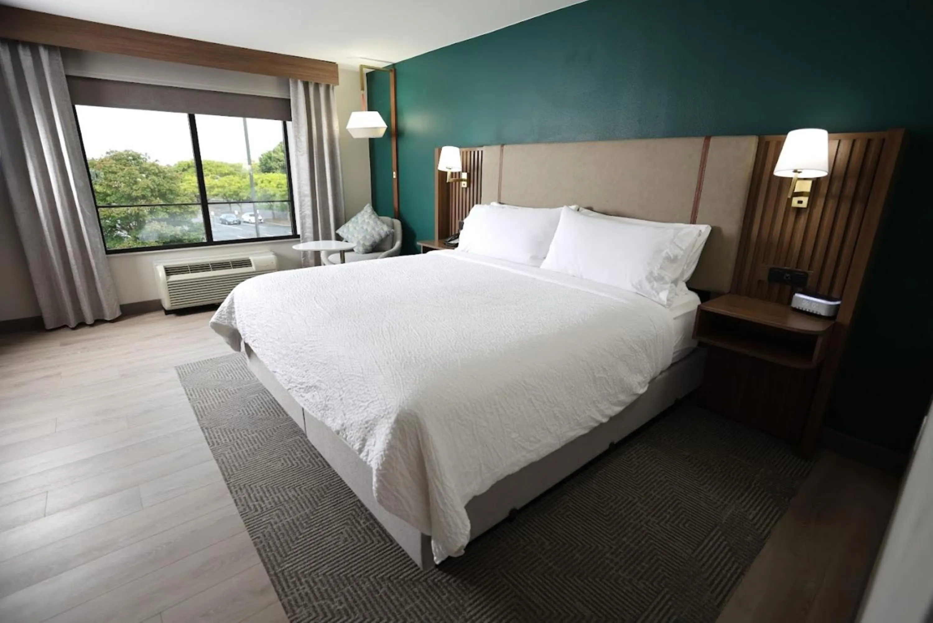 Photo of the whole room, Bed in Holiday Inn Saint Louis-Fairview Heights by IHG