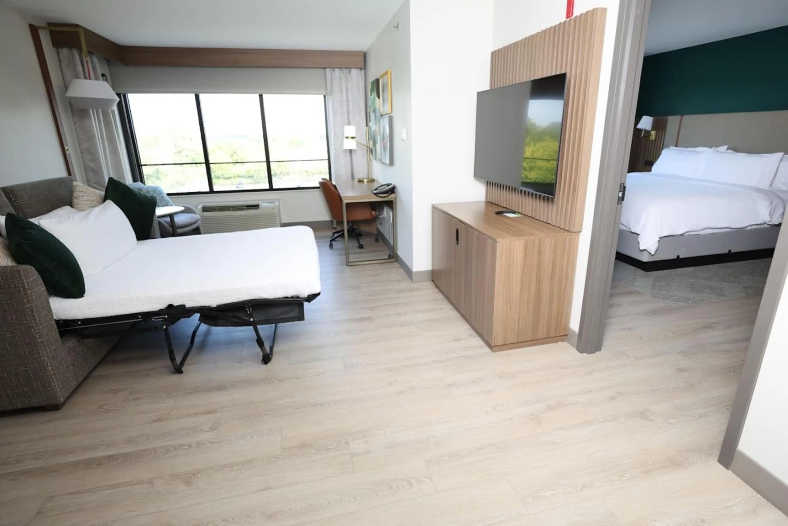 Photo of the whole room, Bed in Holiday Inn Saint Louis-Fairview Heights by IHG