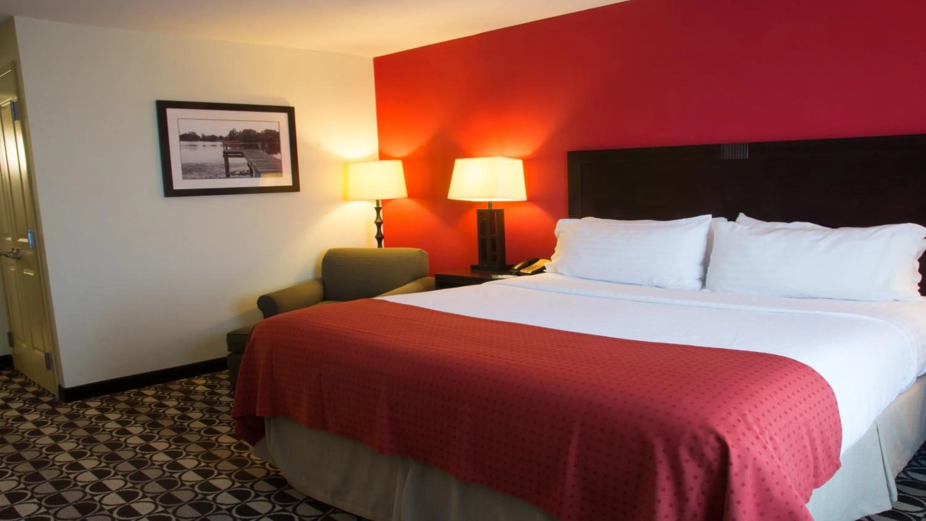 Photo of the whole room, Bed in Holiday Inn Saint Louis-Fairview Heights by IHG