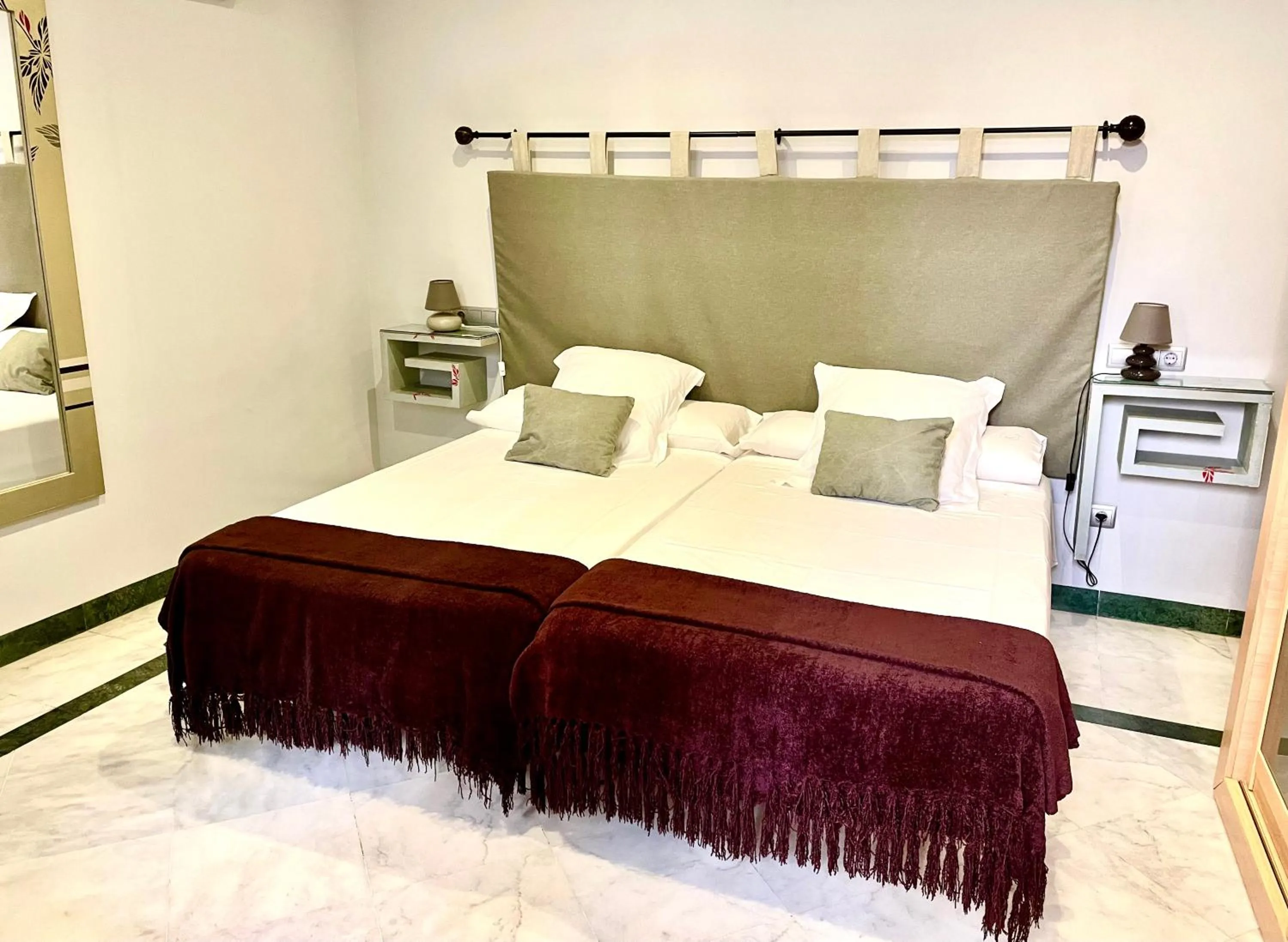 Bedroom, Bed in Hotel Conde de Cárdenas