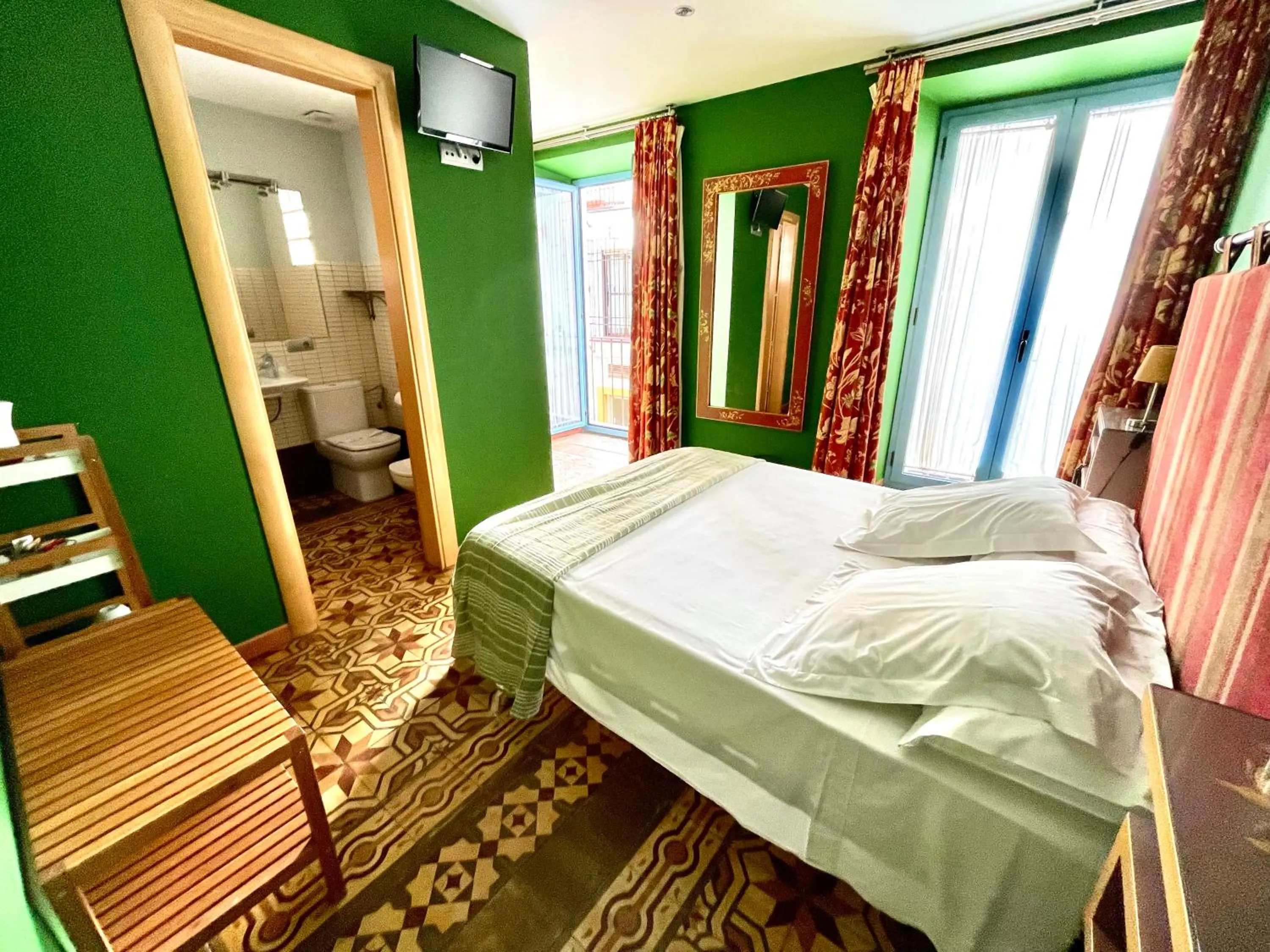 Balcony/Terrace, Bed in Hotel Conde de Cárdenas