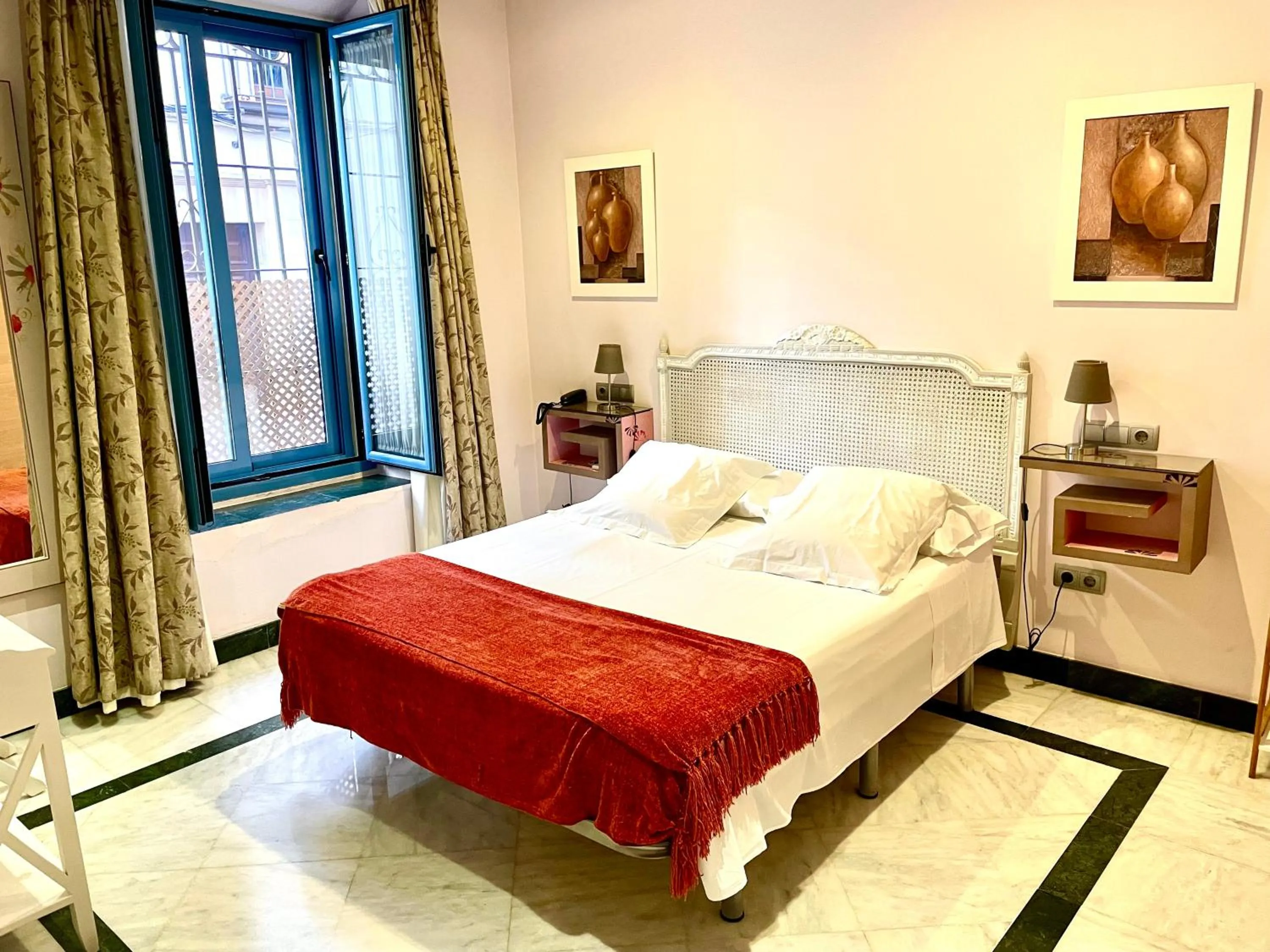 Bedroom, Bed in Hotel Conde de Cárdenas