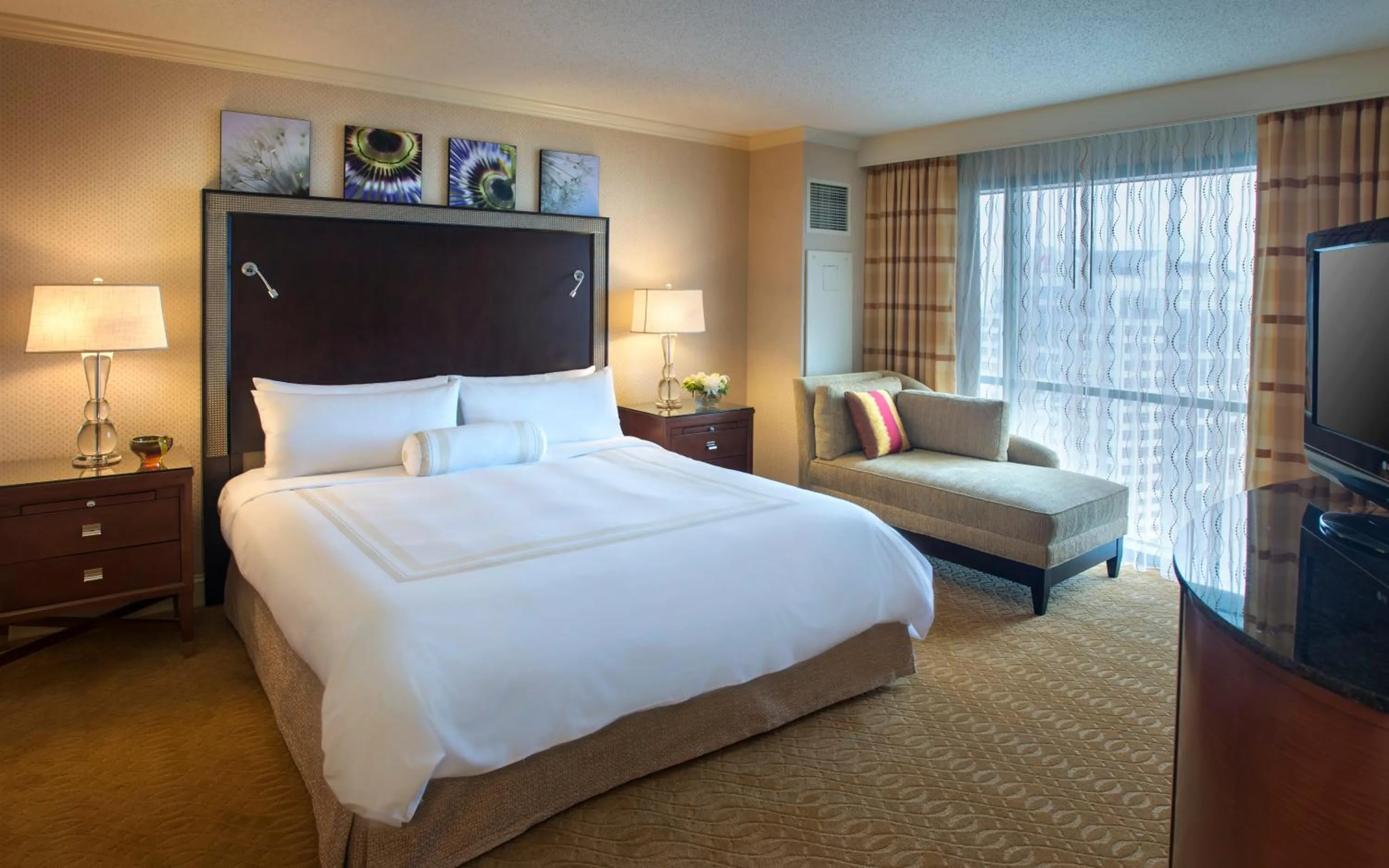 Bed in Norfolk Waterside Marriott