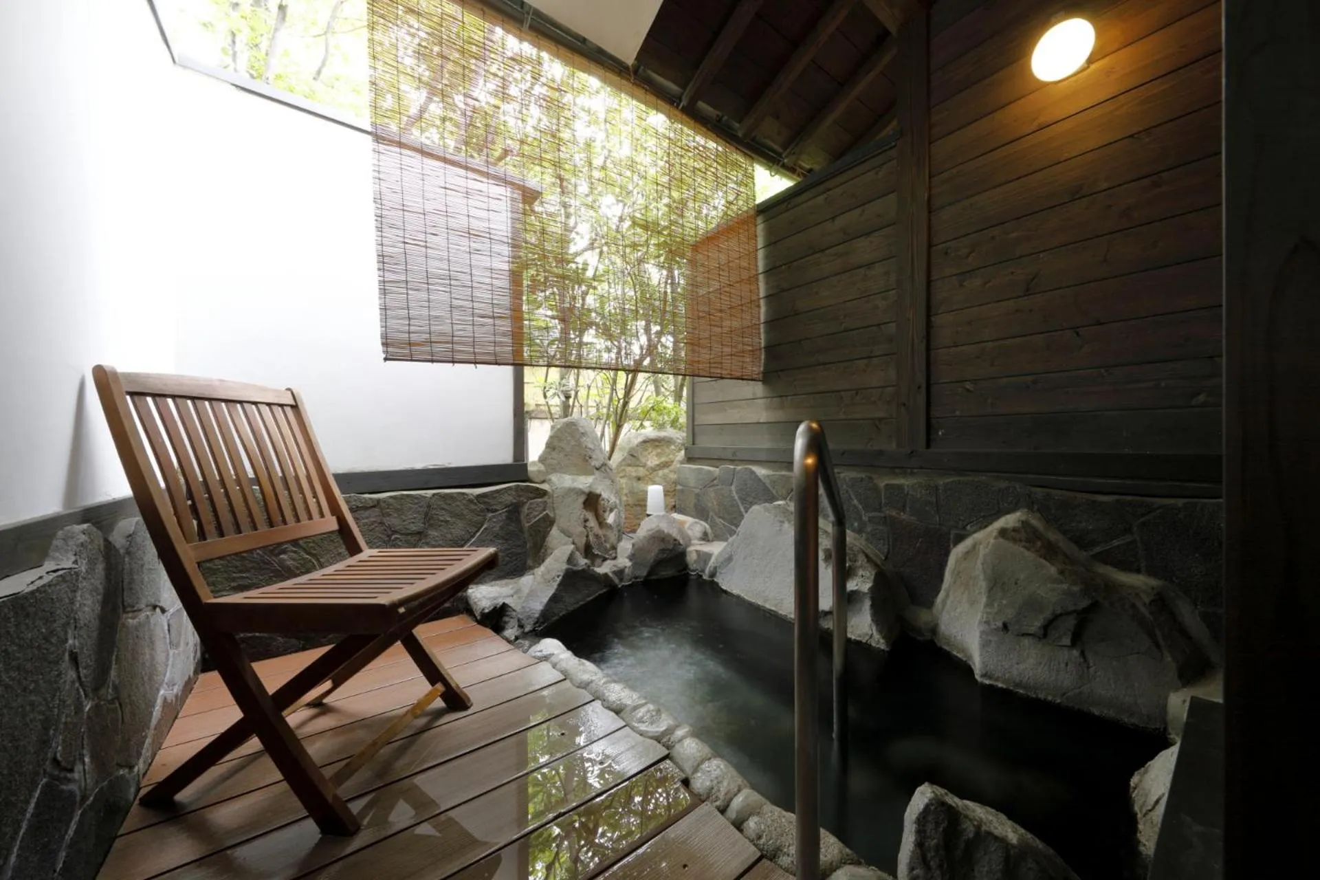 Hot Spring Bath in Yufuin Souan Kosumosu