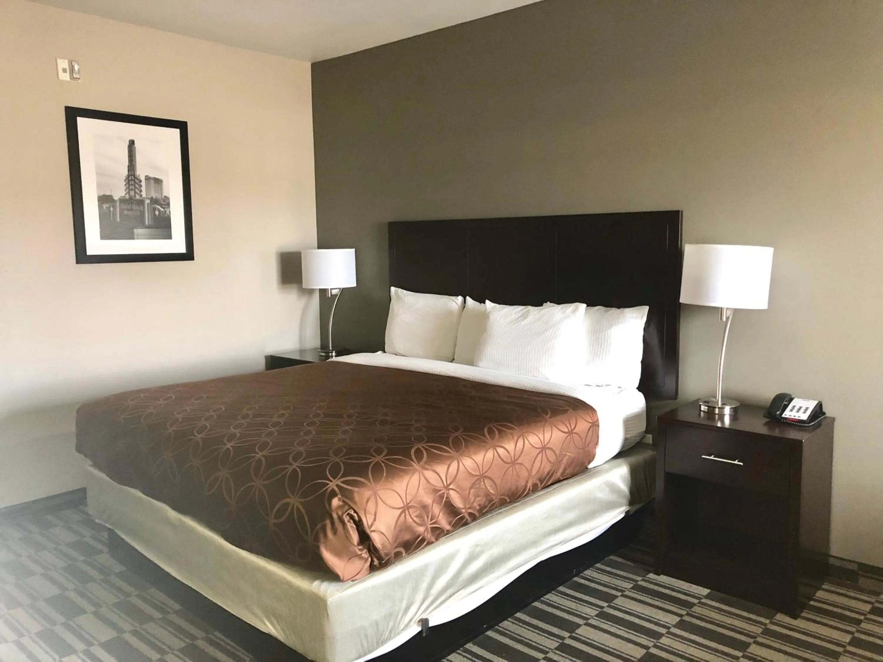 Bed in Catoosa Inn & Suites