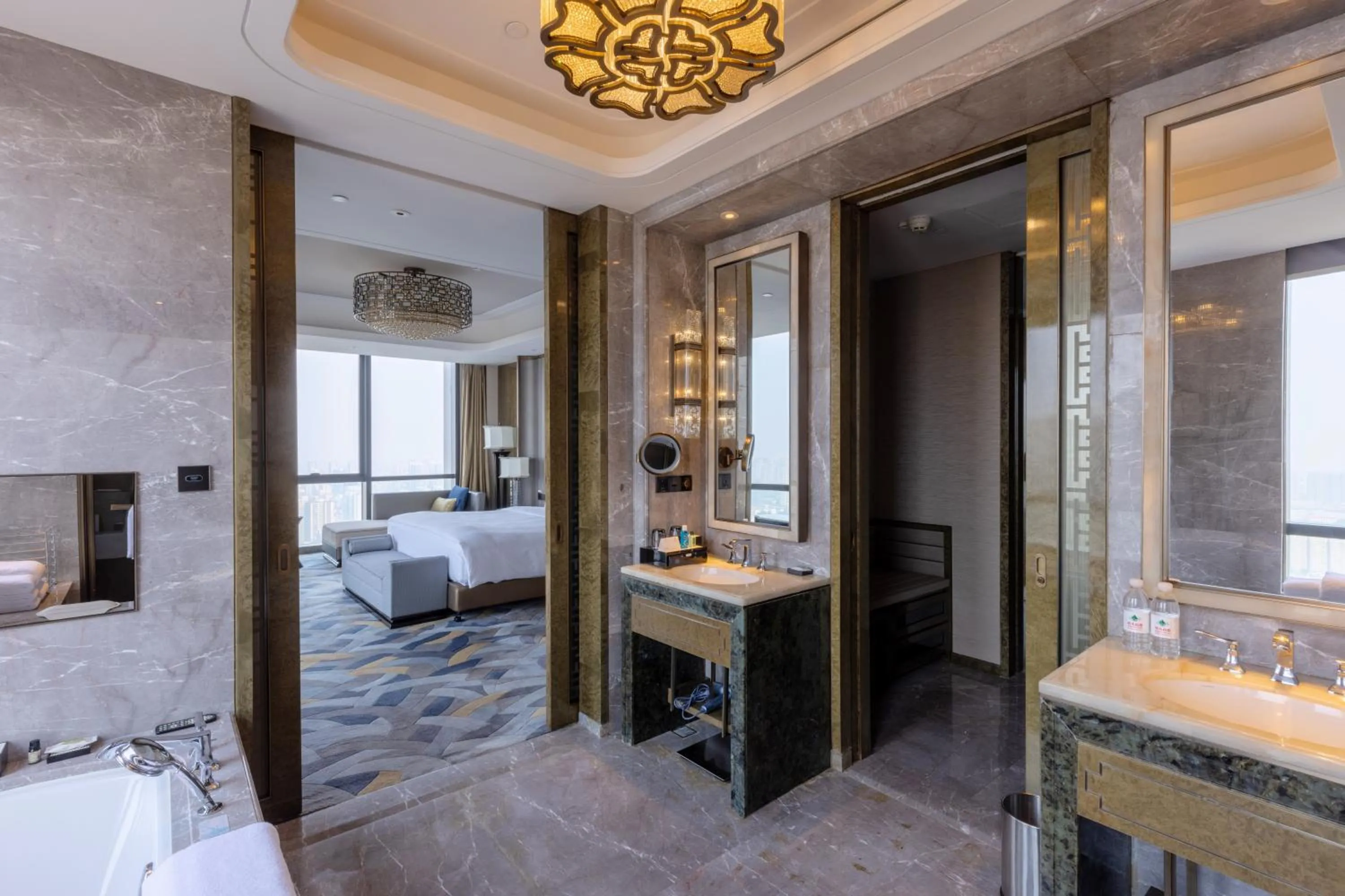 Bathroom, Bed in Wanda Vista Zhengzhou