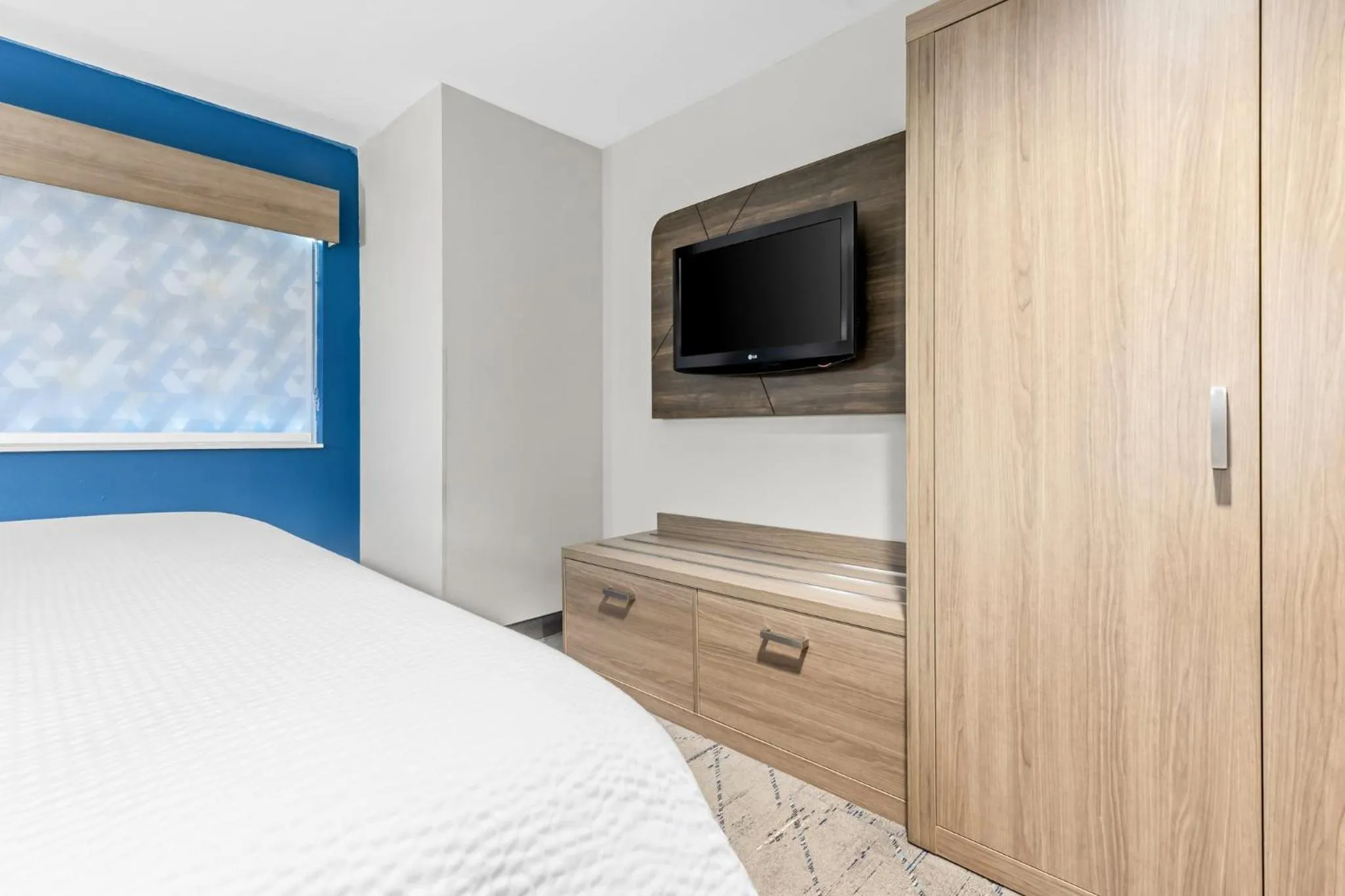 Photo of the whole room, Bed in Holiday Inn Express Florence Northeast by IHG