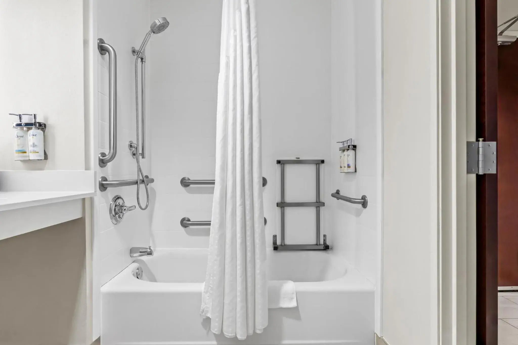 Standard Room with Two Queen Beds - Communications Accessible Tub in Holiday Inn Express Florence Northeast by IHG Standard Room with Two Queen Beds - Communications Accessible Tub in Holiday Inn Express Florence Northeast by IHG