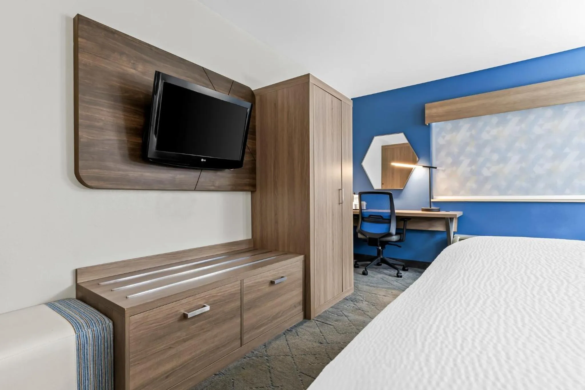 Photo of the whole room, Bed in Holiday Inn Express Florence Northeast by IHG
