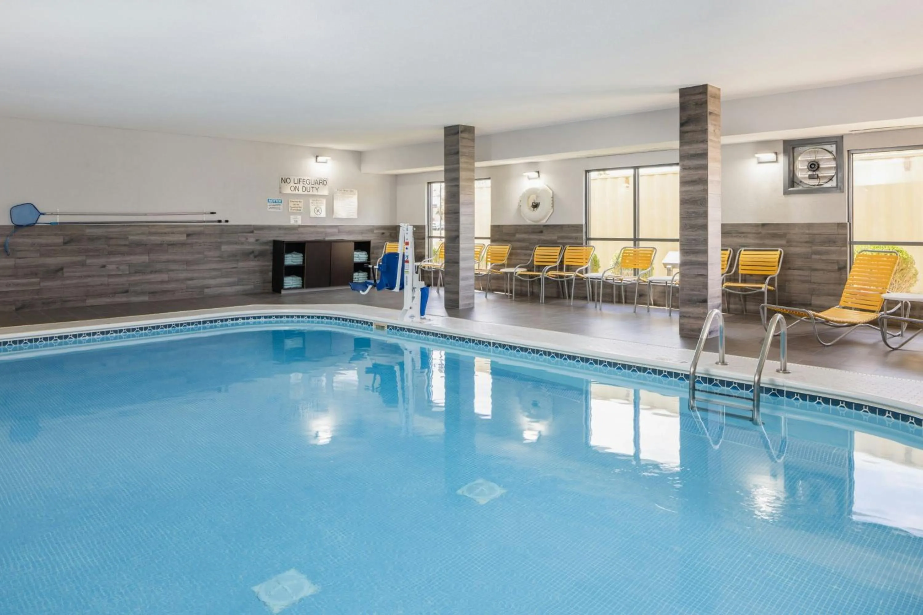 Swimming pool in Fairfield Inn & Suites Grand Rapids