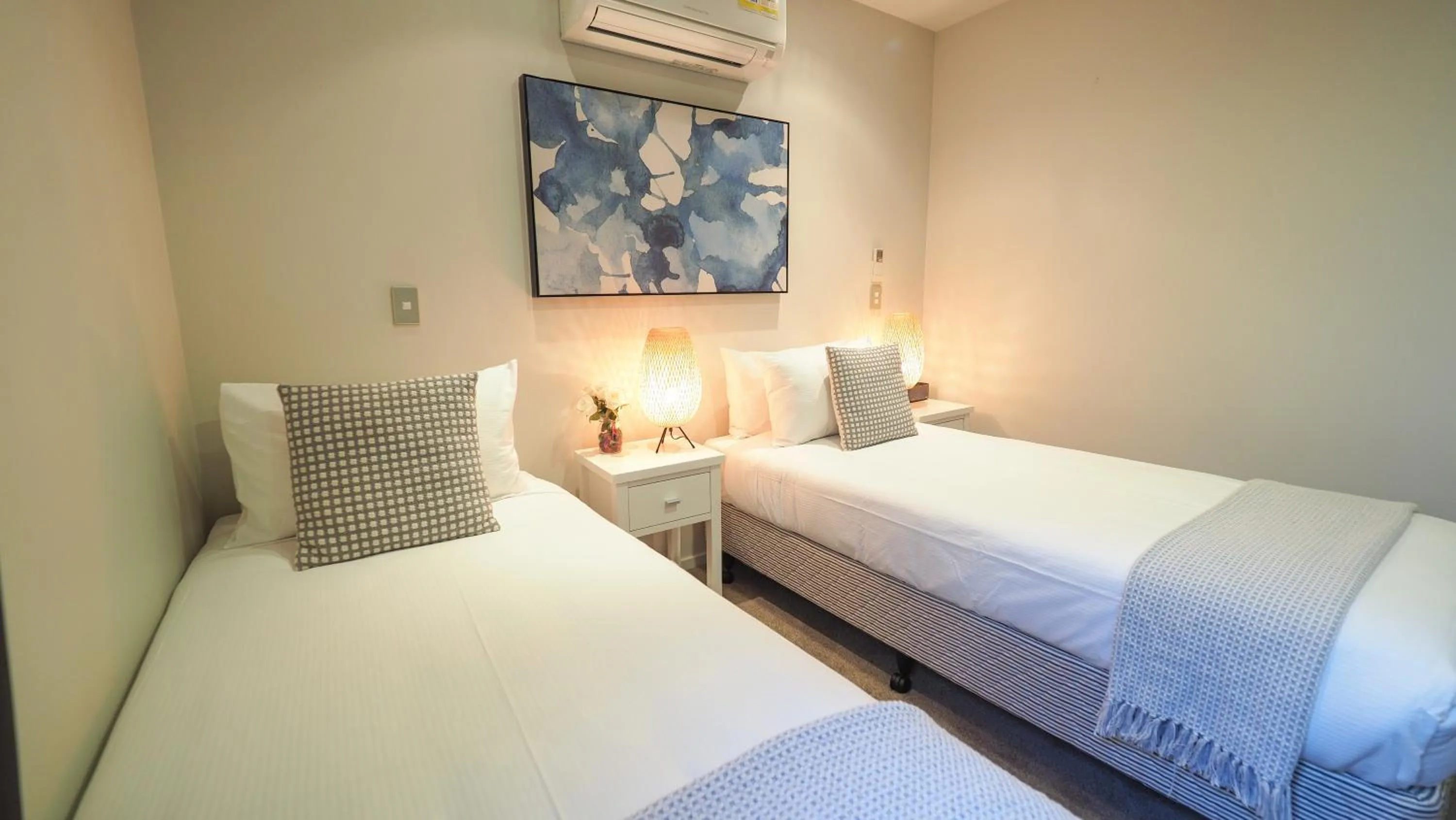 Photo of the whole room, Bed in Colombo Lodge Hotel