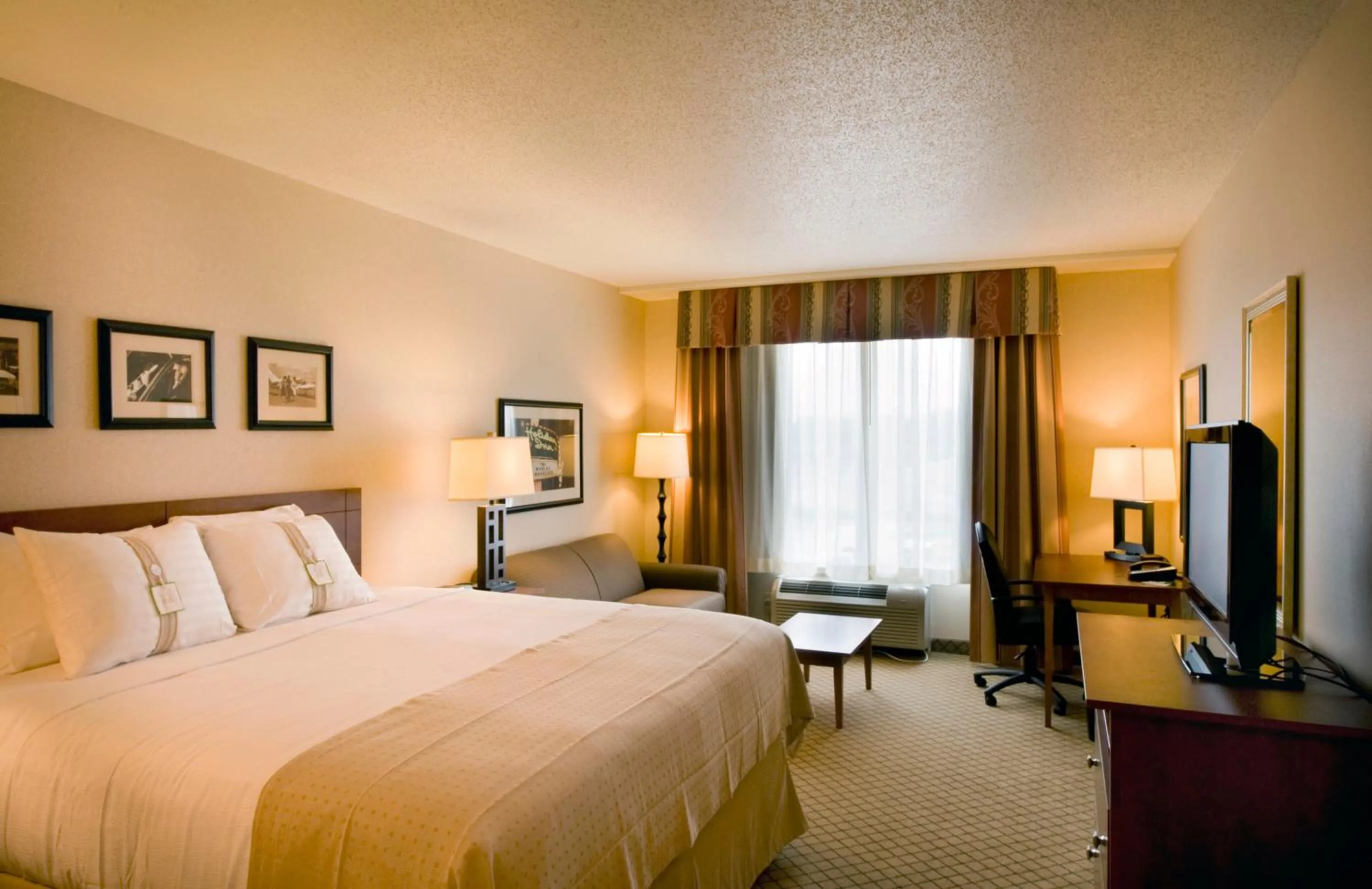 Photo of the whole room, Bed in Holiday Inn Purdue - Fort Wayne by IHG