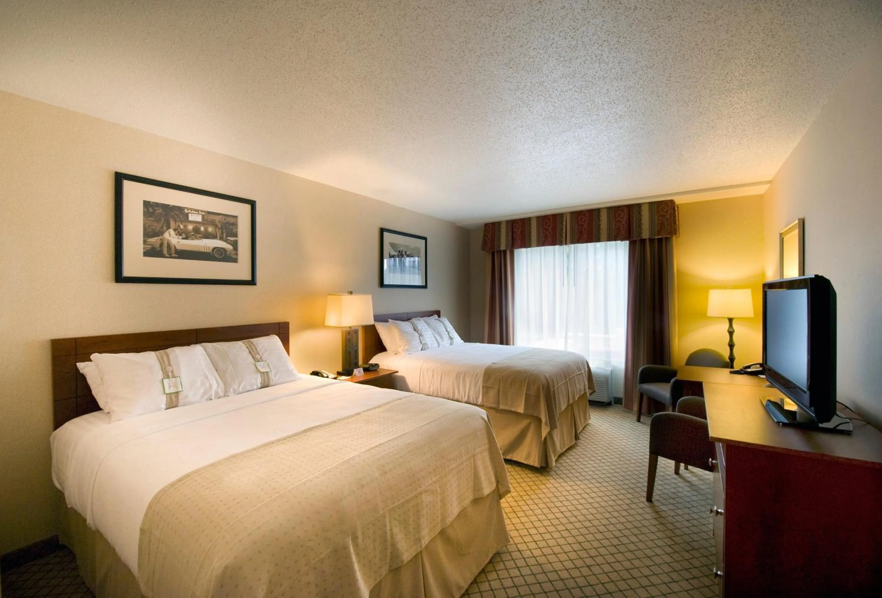 Photo of the whole room, Bed in Holiday Inn Purdue - Fort Wayne by IHG