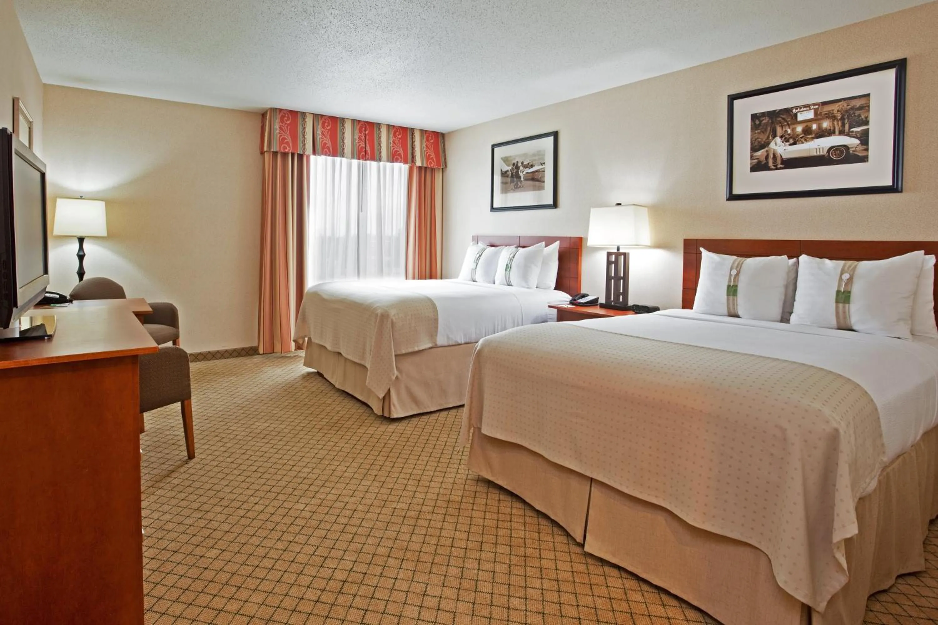 Photo of the whole room, Bed in Holiday Inn Purdue - Fort Wayne by IHG