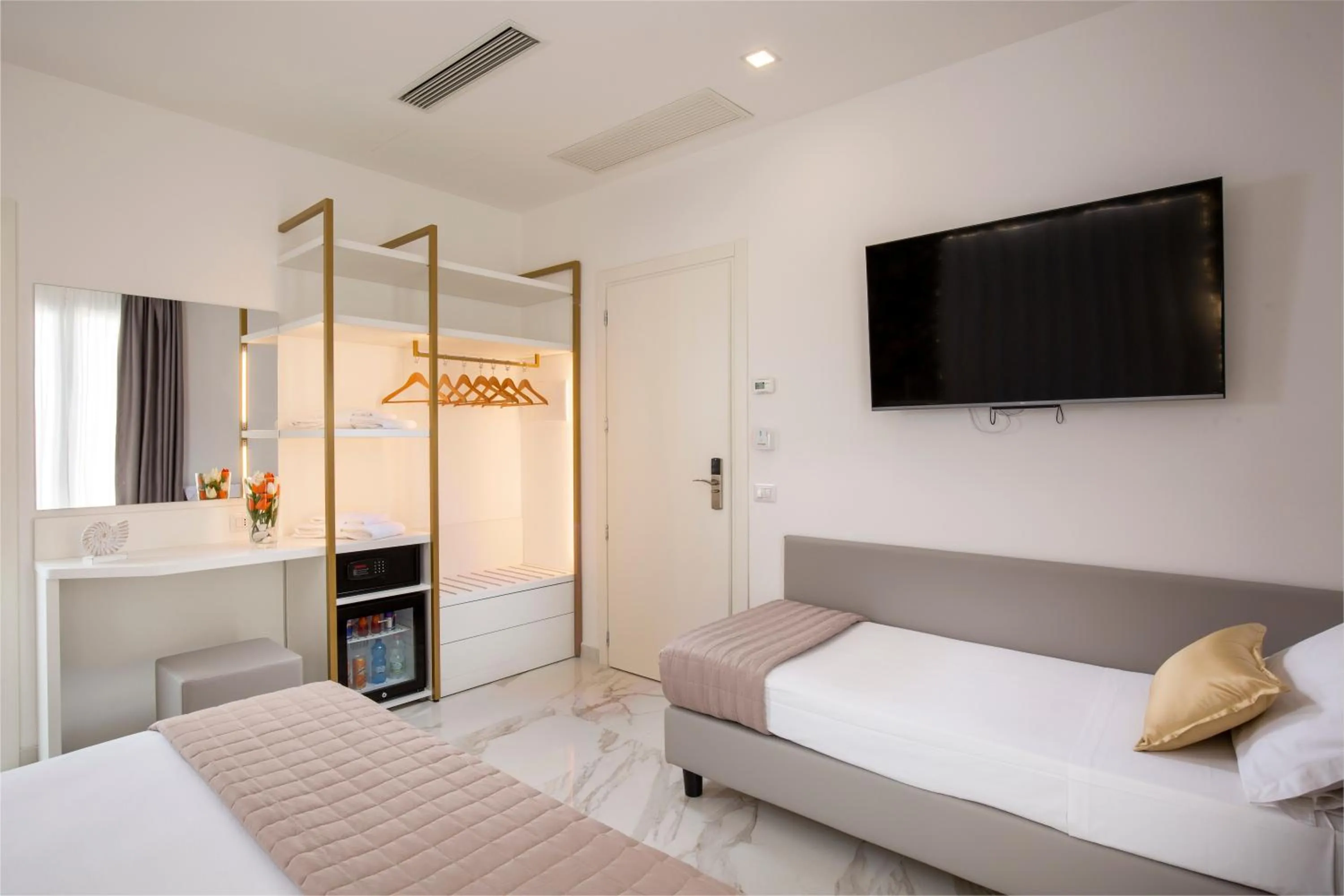 Photo of the whole room, Bed in Hotel Cenisio