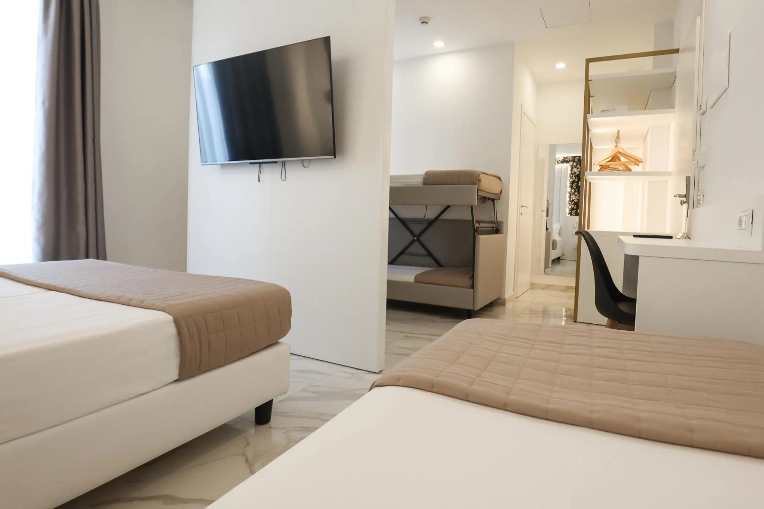 Communal lounge/ TV room, Bed in Hotel Cenisio