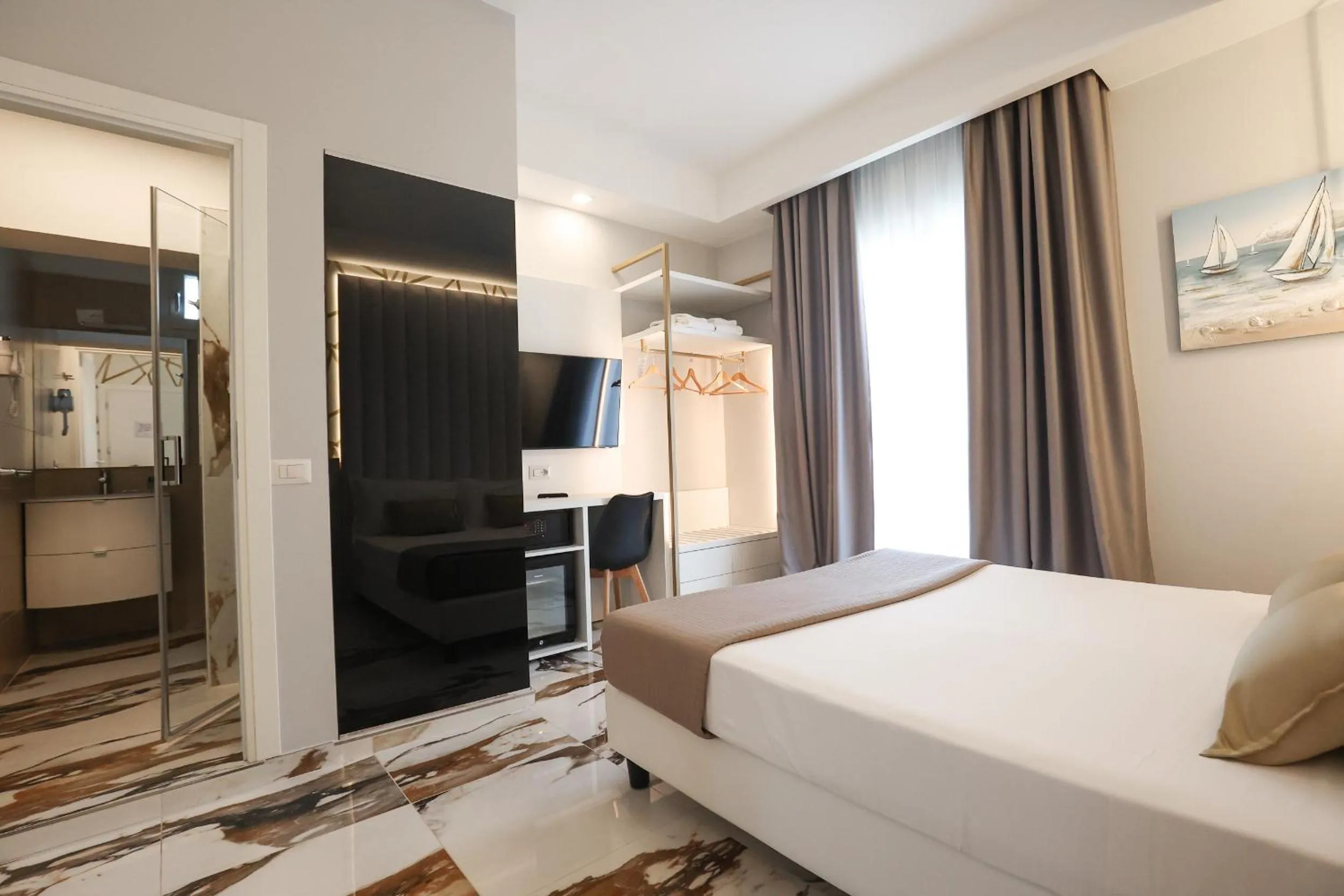 Communal lounge/ TV room, Bed in Hotel Cenisio