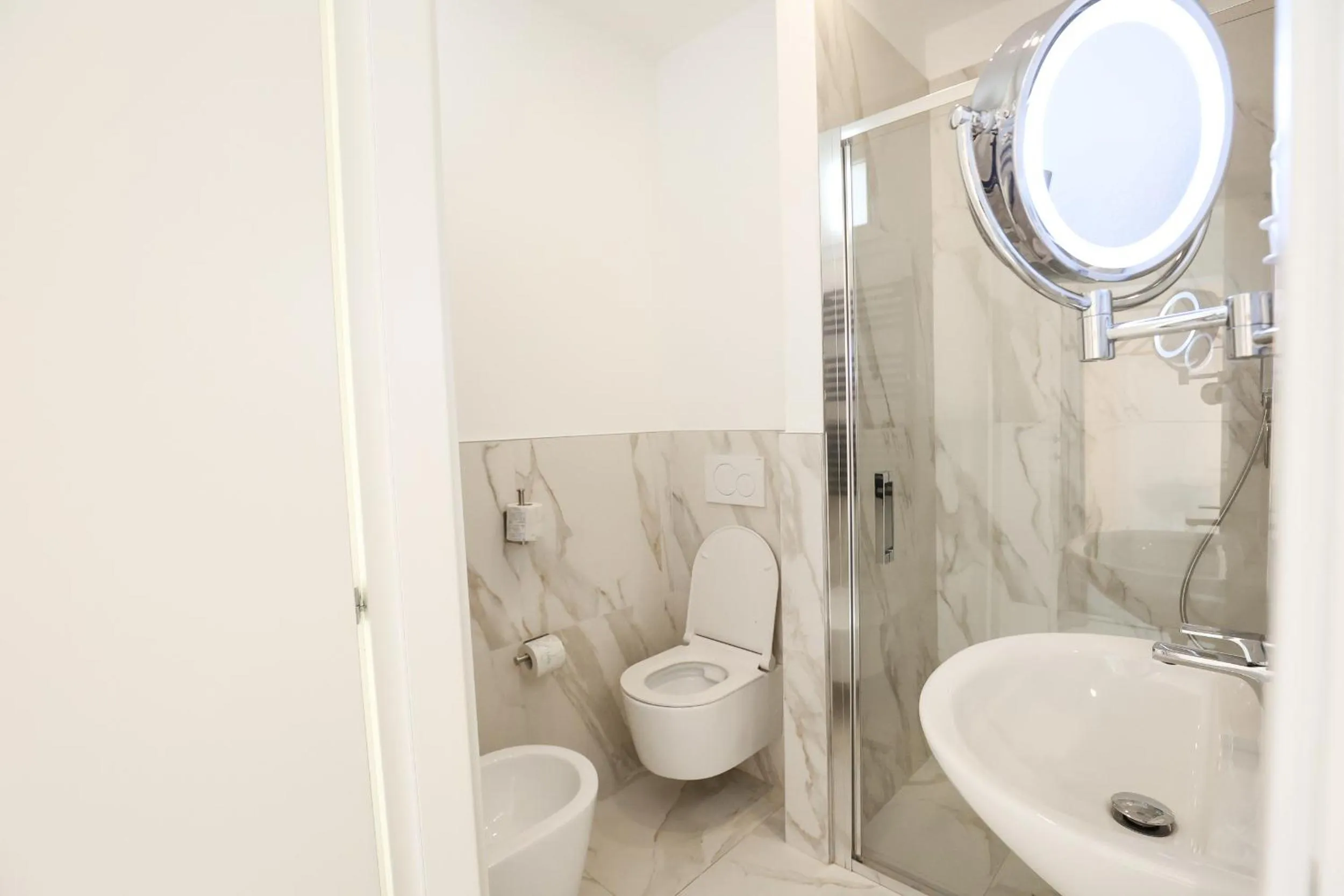 Shower in Hotel Cenisio