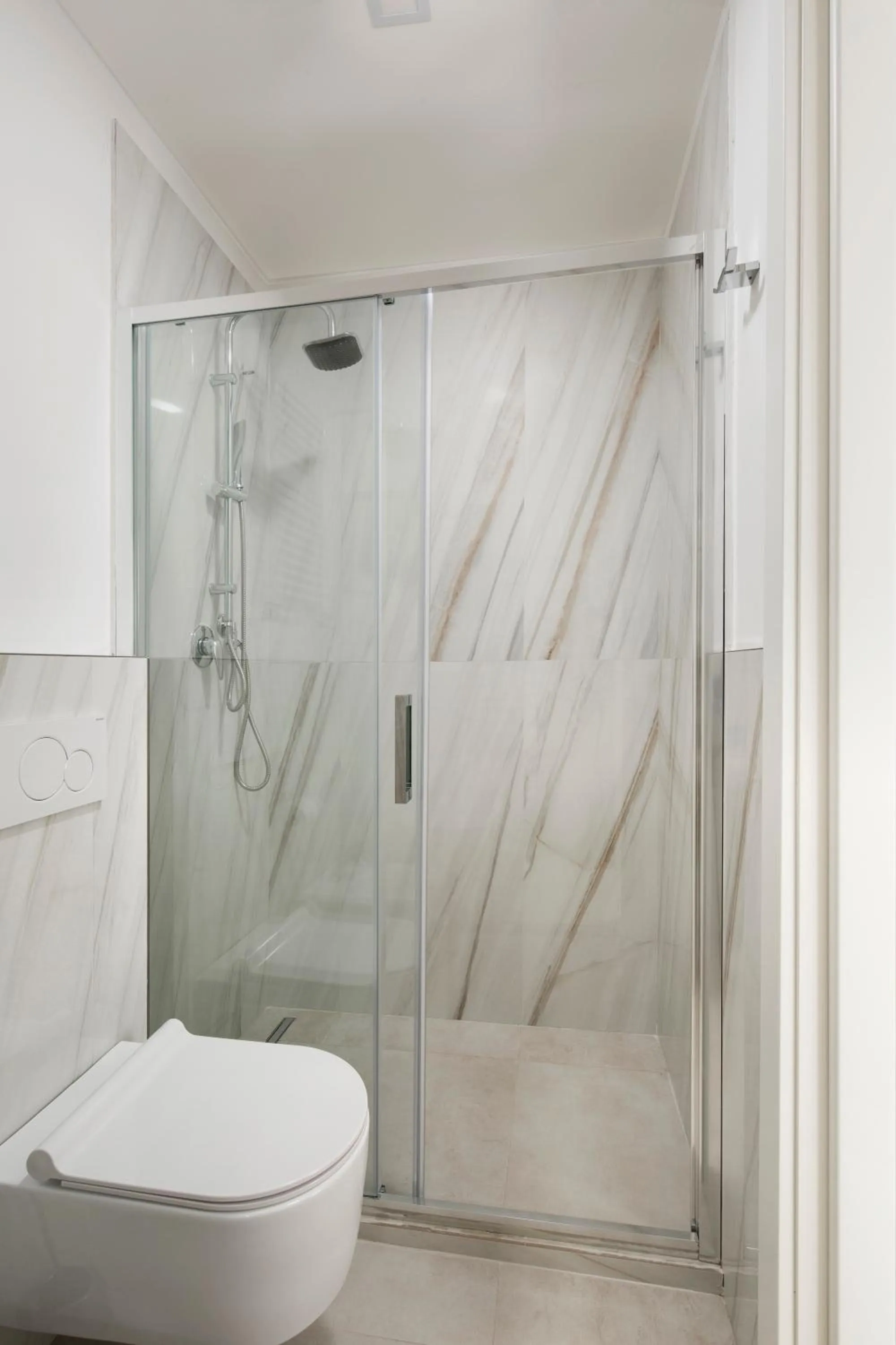 Shower in Hotel Cenisio