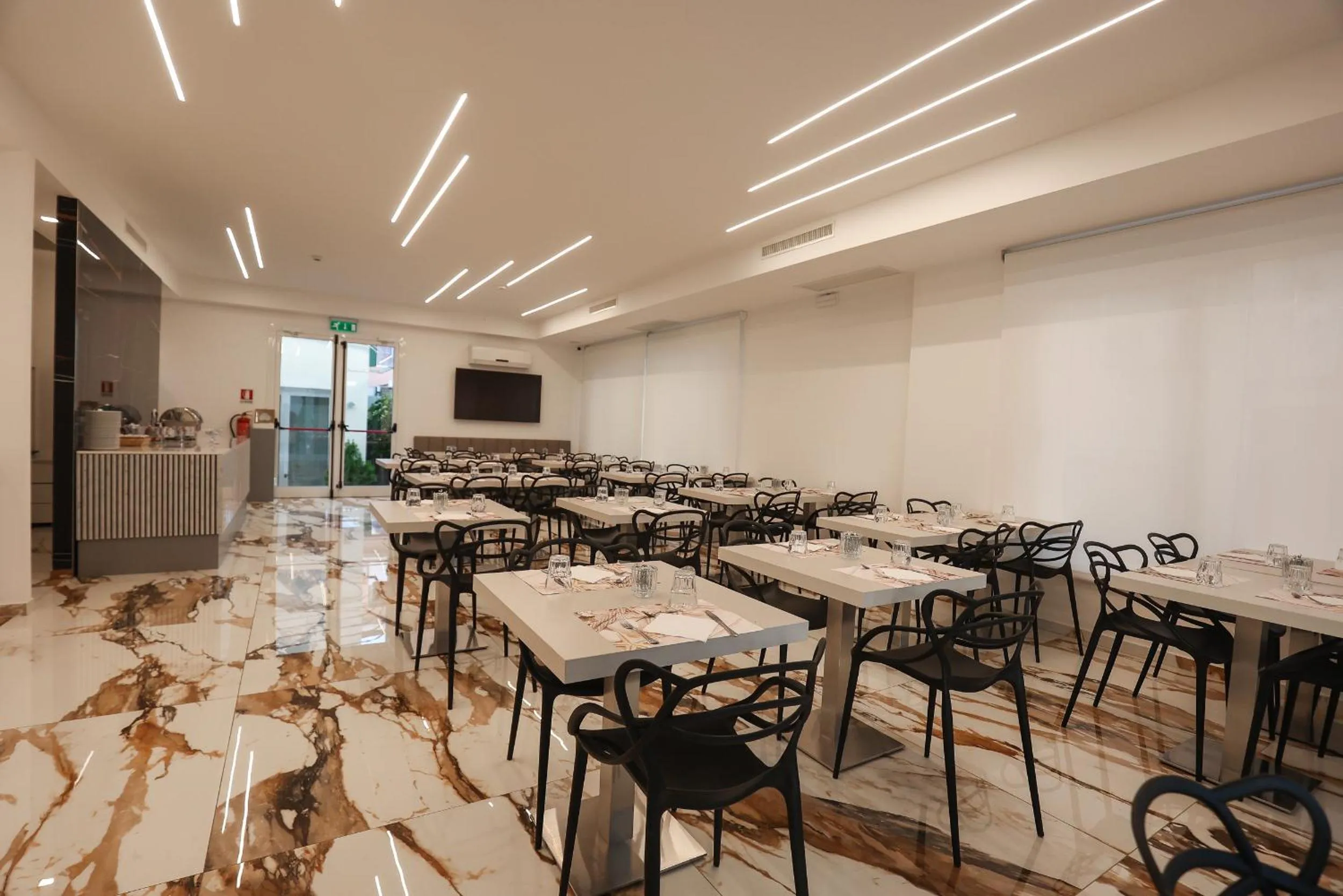 Restaurant/places to eat in Hotel Cenisio