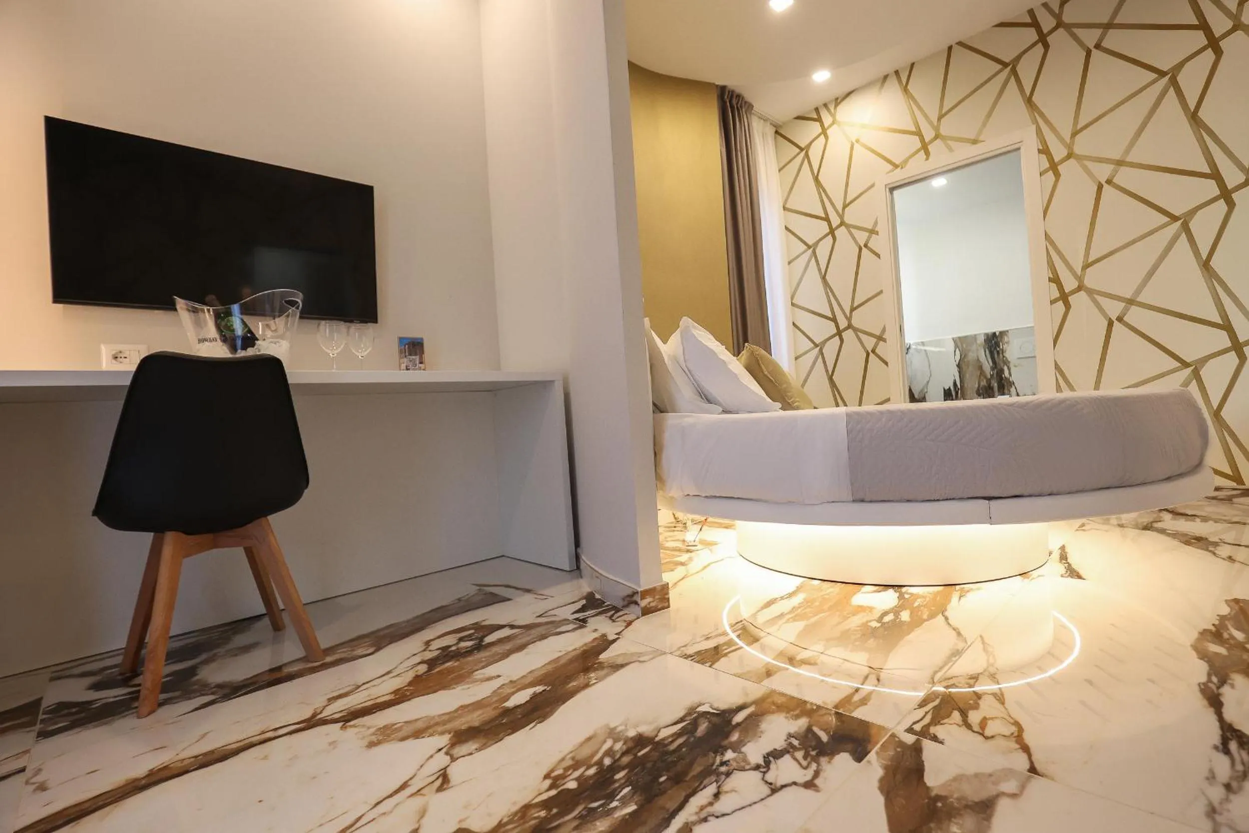 TV and multimedia in Hotel Cenisio