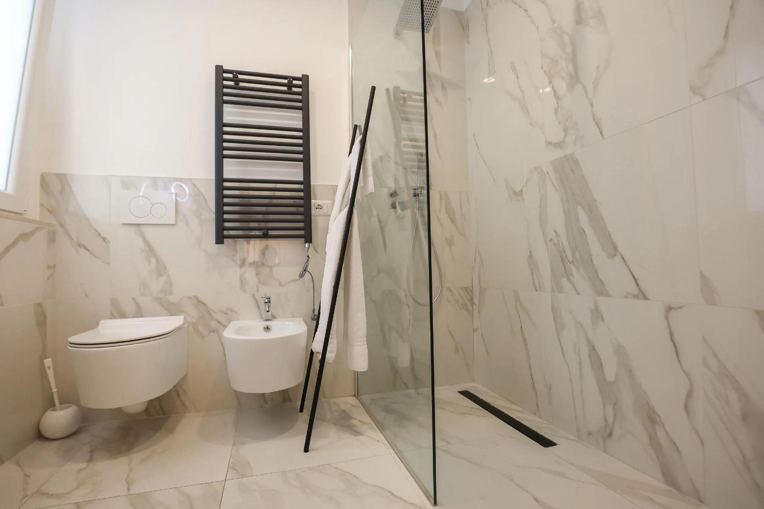 Shower in Hotel Cenisio